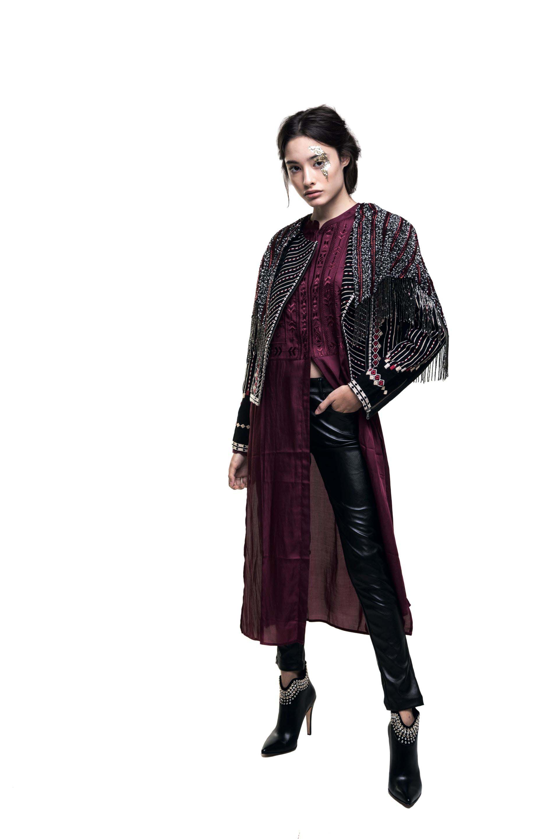 Capa bordada con flecos, saco bordado y vestido ($ 5.200, $ 7.200 y $ 4.600, Rapsodia), pantalón de cuero ($ 2.600, Kosiuko) y botas de cuero con tachas ($ 8.250, Saverio Di Ricci)