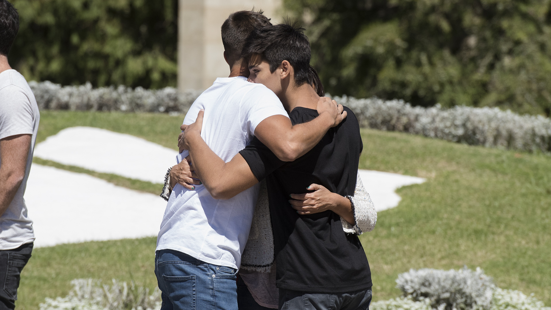 El abrazo de los nietos del actor