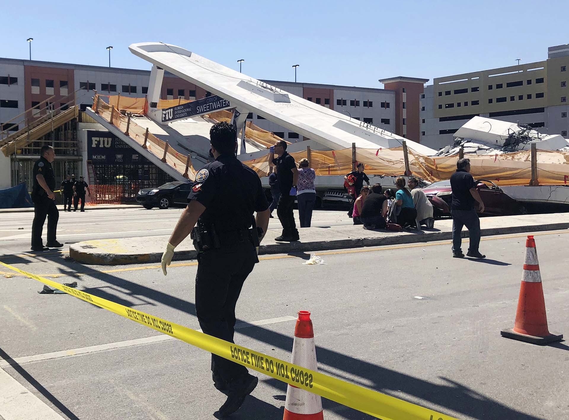 Personal de seguridad y emergencias de Sweetwater trabajan en el lugar del colapso (WTVJ NBC6 via AP)