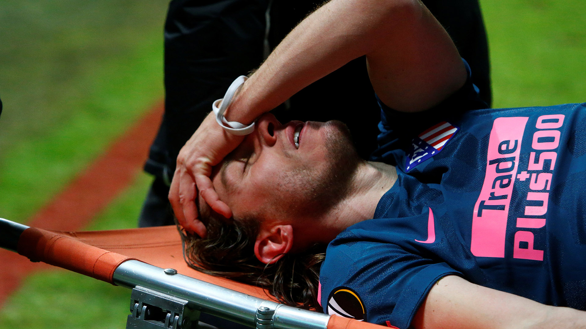 La imagen del brasileño tras su lesión durante el cotejo ante el Lokomotiv (Reuters)