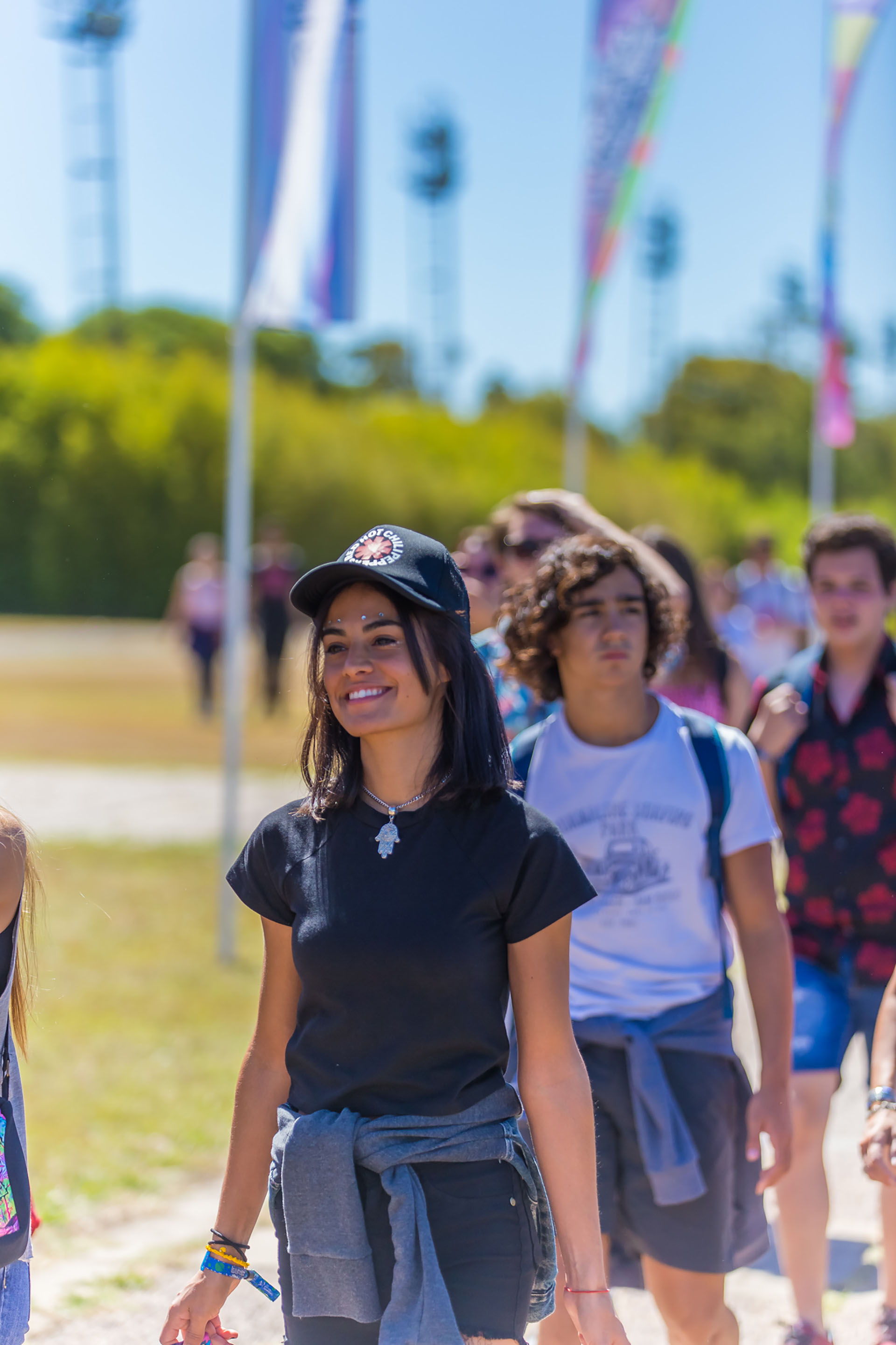 Girl in black: shorts, remera y hasta cap en negro