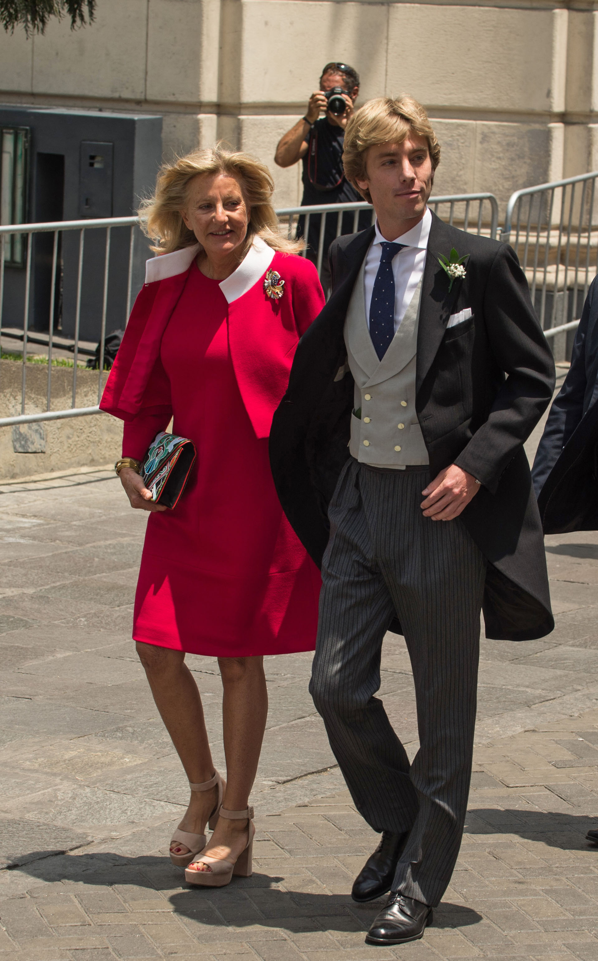 El novio junto a su madre, la heredera suiza Chantal Hochuli, minutos antes de la llegada de su novia