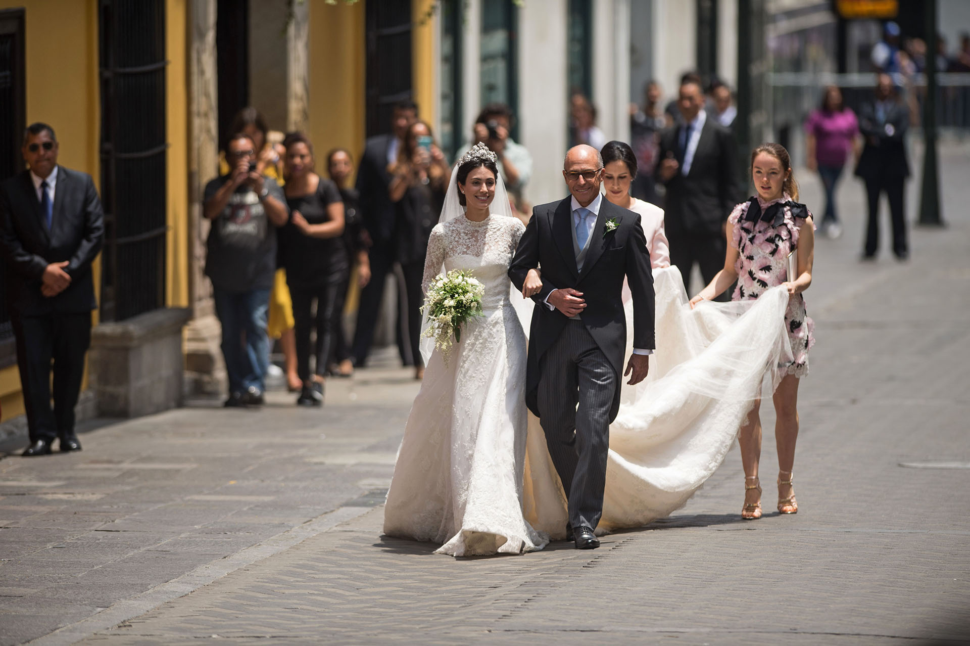 Alessandra Osma, de la mano de su padre el empresario peruano Felipe Osma, antes de llegar al altar de la iglesia de San Pedro. Alexander Hannover, quien es hija de Carolina de Mónaco y Ernest Hanover, ofició de dama de honor.