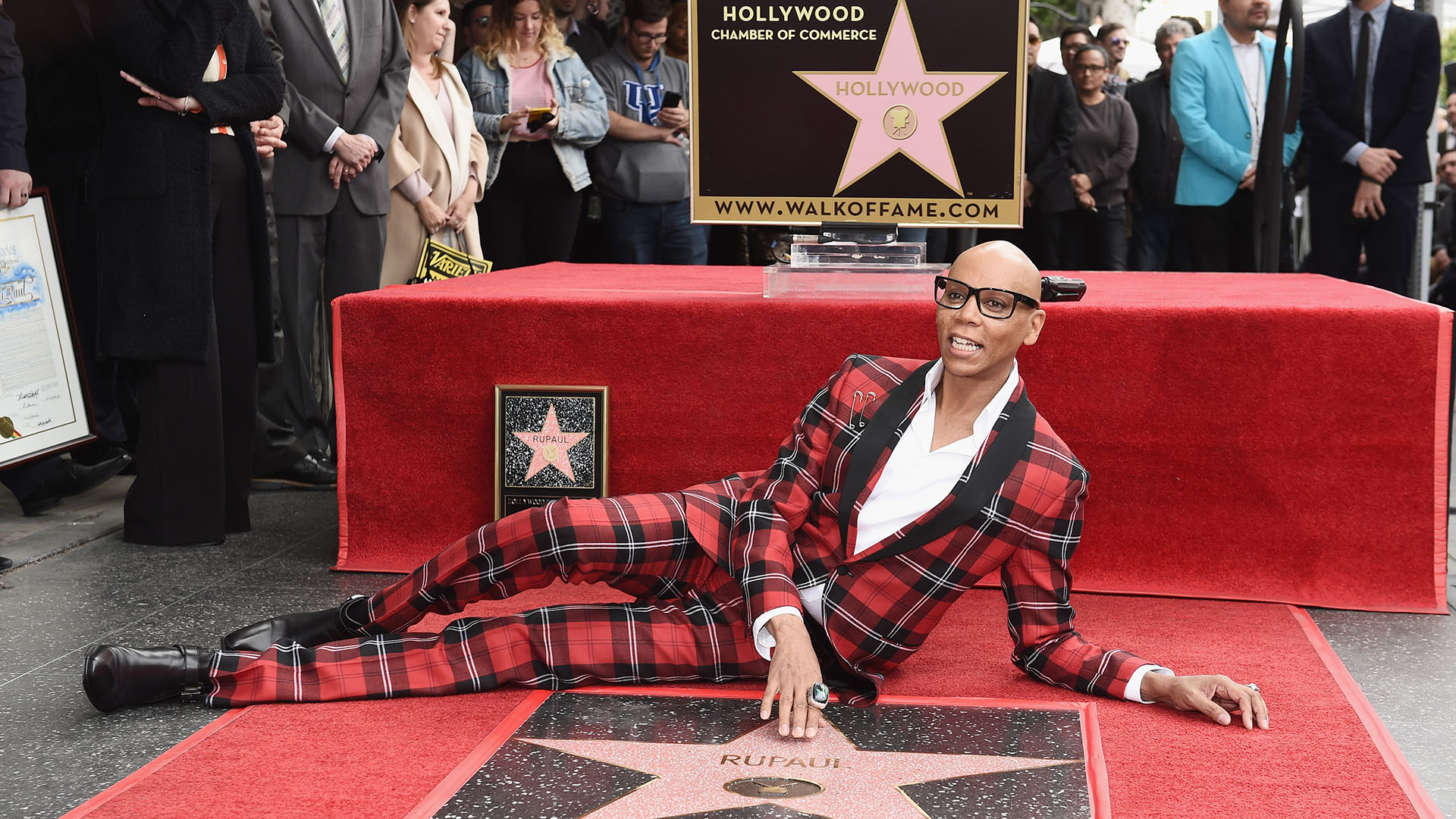 El actor, cantante y presentador de TV, recibió la estrella número 2 mil 631. Es el primer drag queen en recibir esta distinción