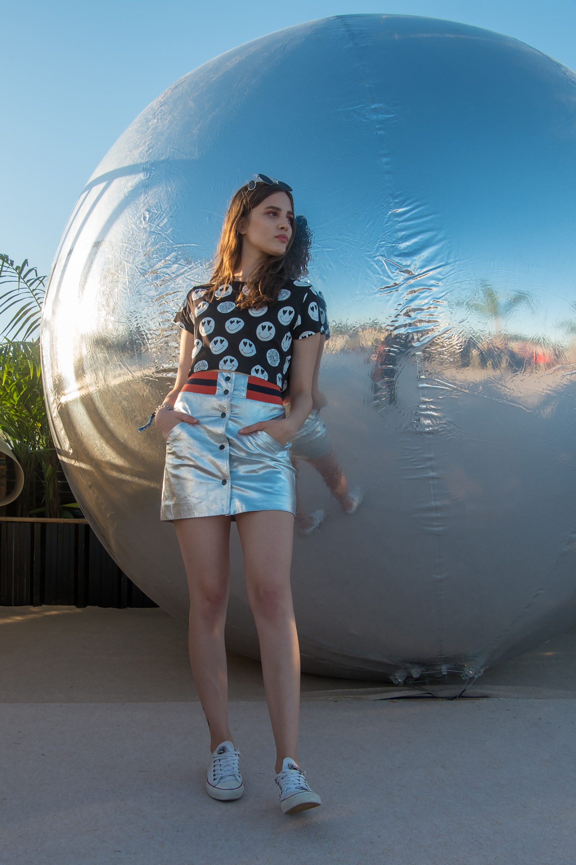 Metalizado a full, remera corta y zapatillas: cómo combinar lo chic con lo urbano