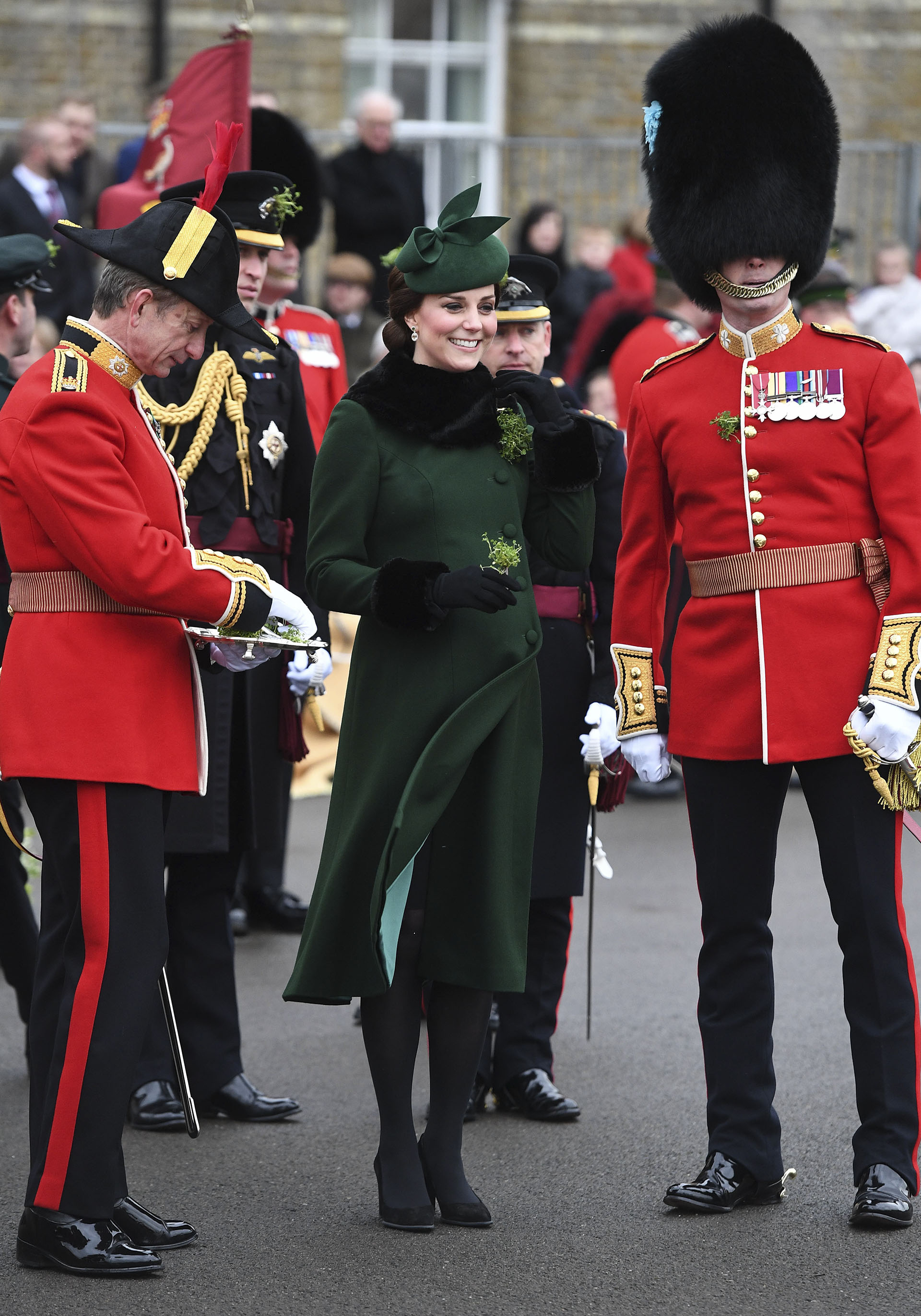 El elegante total look verde lo completó con detalles de piel en puño y cuello, para afrontar las bajas temperaturas