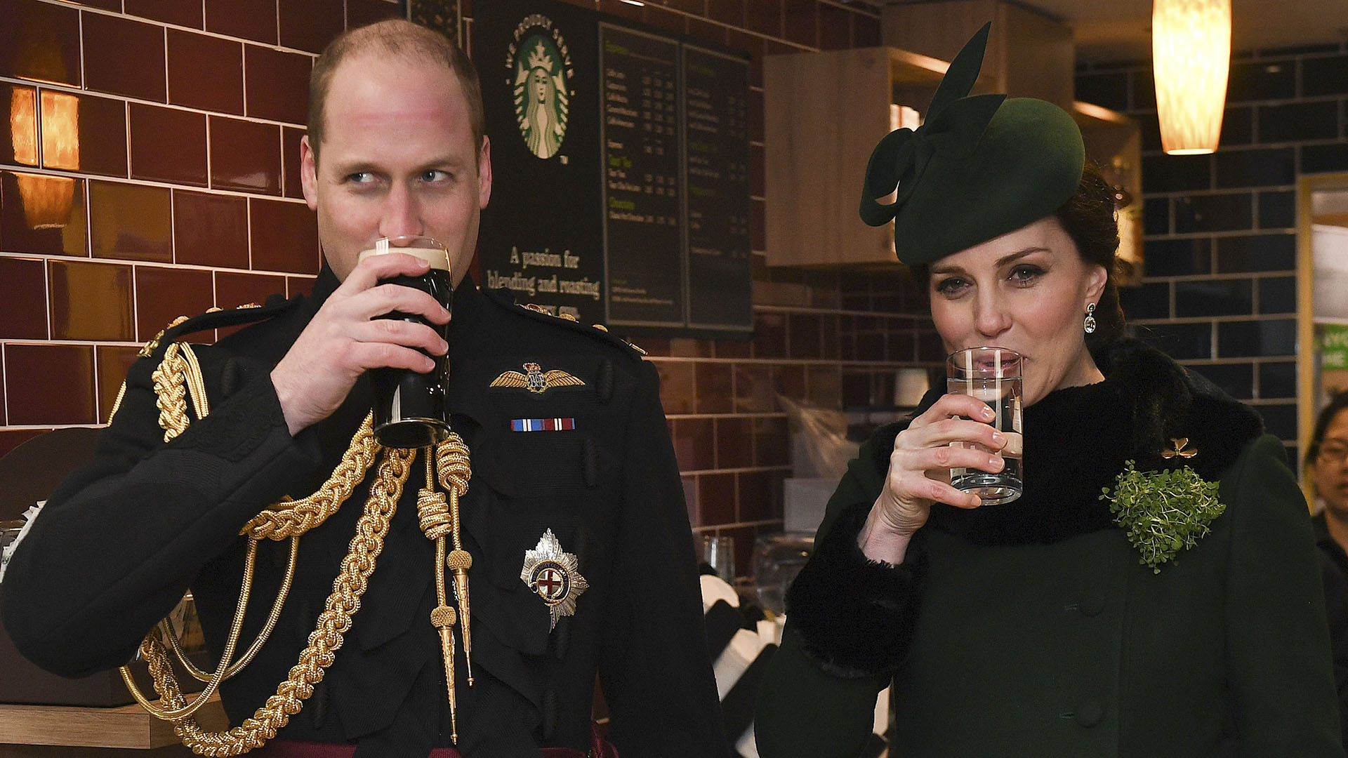 Como es tradición de esta fiestas, el príncipe brindó con cerveza irlandesa, y Kate embarazada de 8 meses con agua