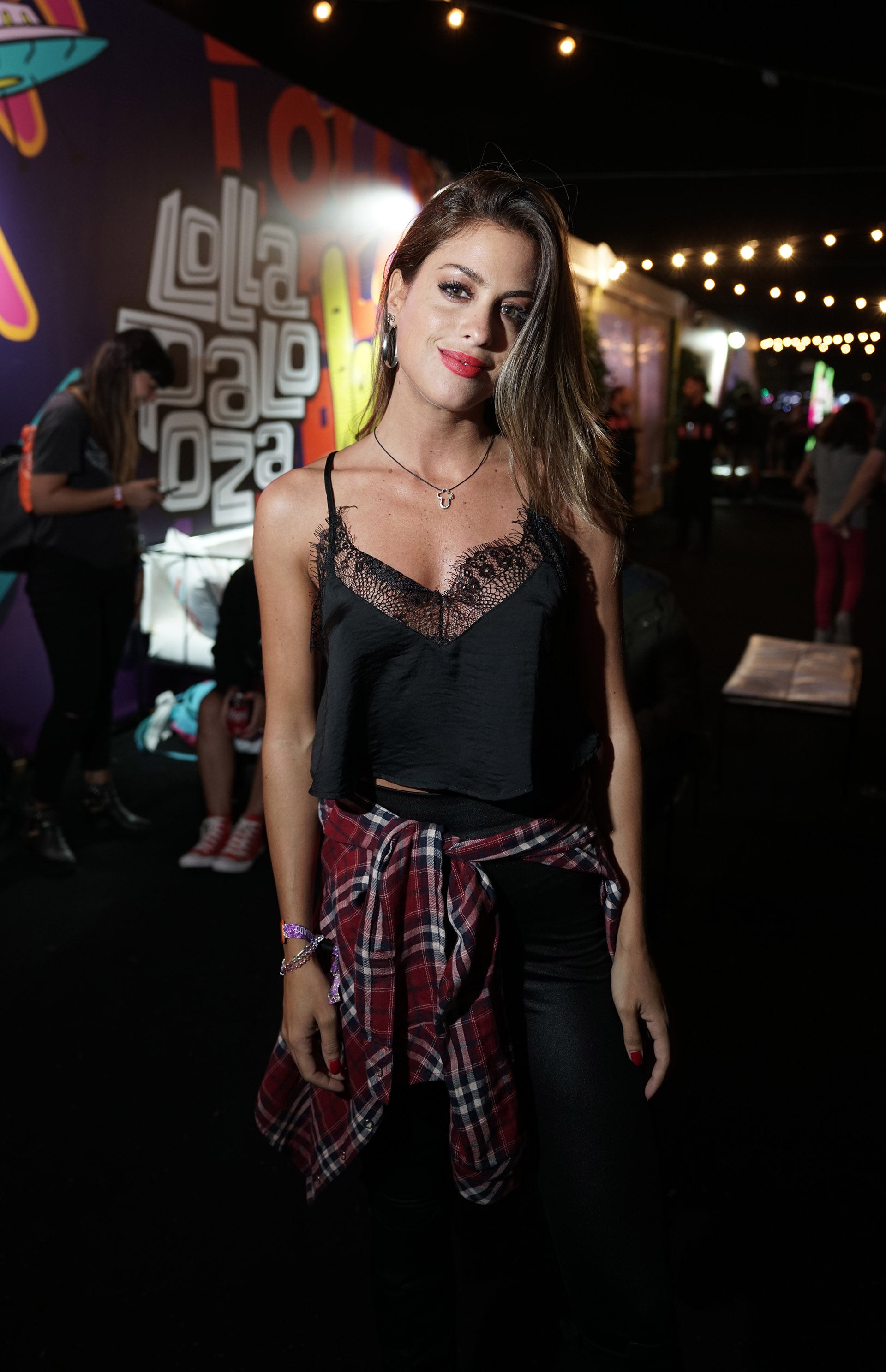 Agustina Casanova en black, escocés y botas de Sarkany