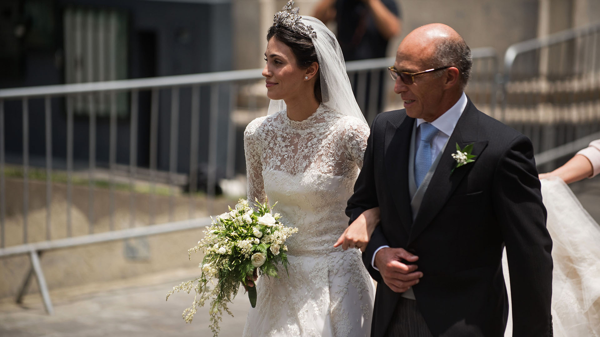 La diadema que lució la nueva princesa consorte está elaborada en plata y oro con incrustaciones de cientos de diamantes diseños florales que simbolizan la lealtad.