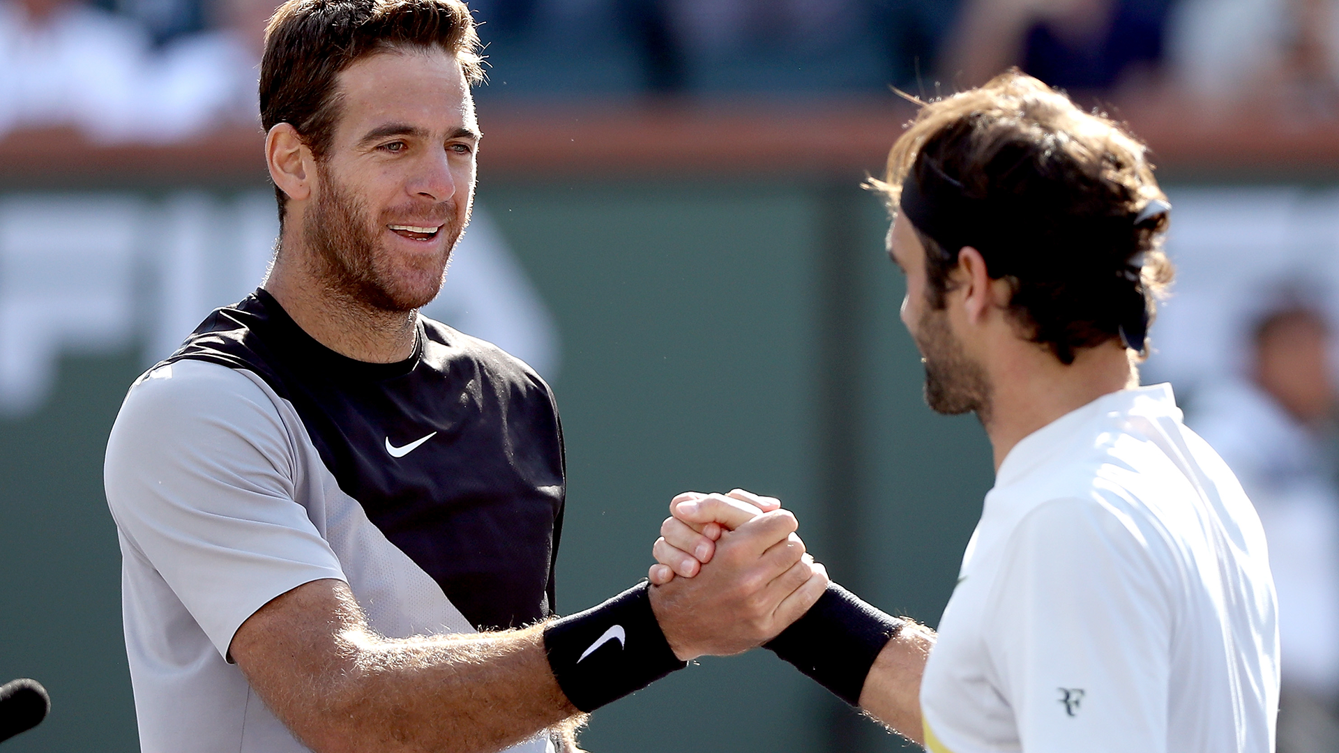 Fue el duelo número 25 entre ambos tenistas: Federer tiene ventaja de 18-7. Delpo gana 4-2 en finales (AFP)