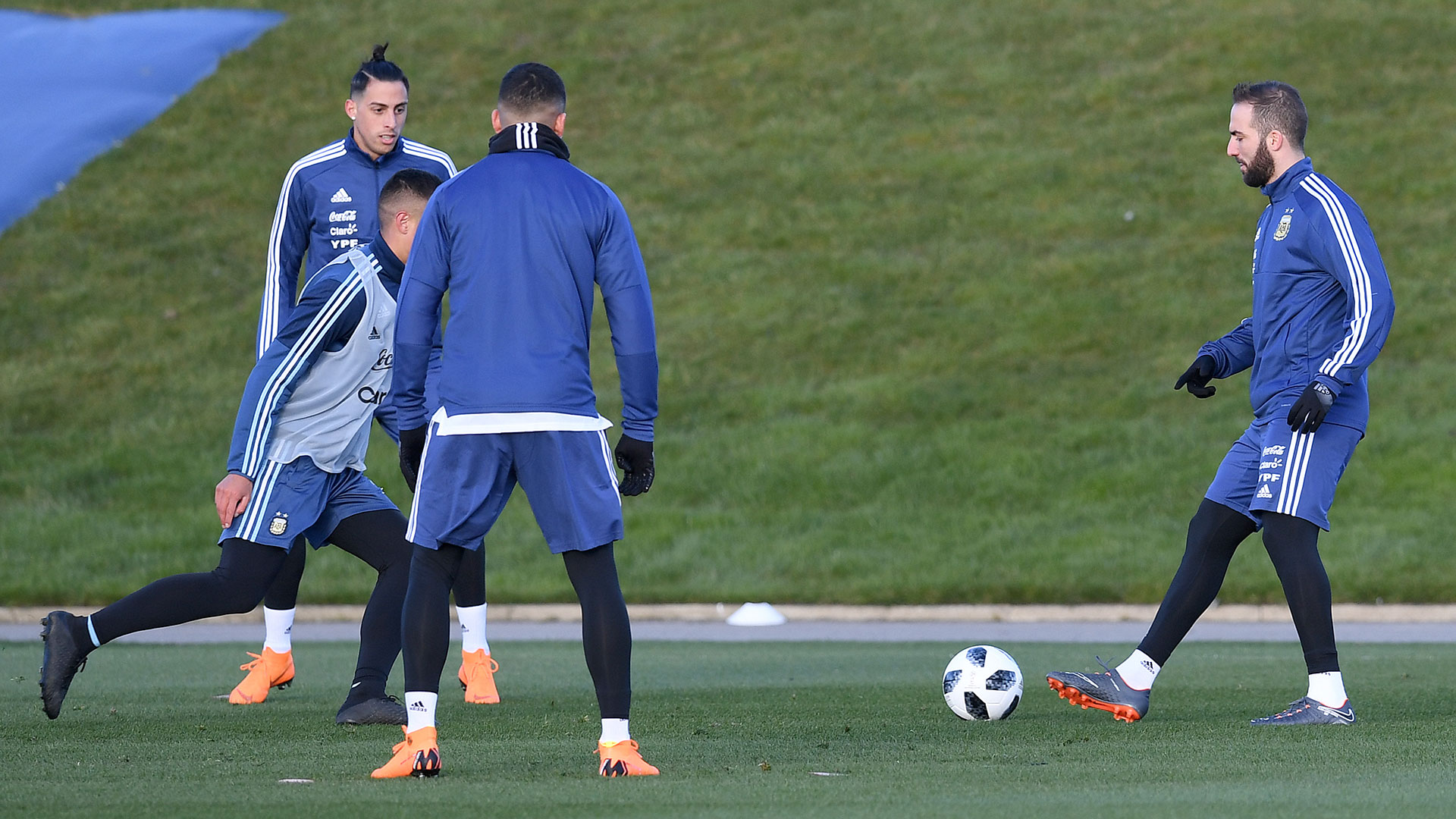 La Selección disputará el primer cotejo ante Italia el viernes 23 en el Etihad Stadium, mientras que el martes 27 hará lo propio ante España en el Wanda Metropolitano de Madrid