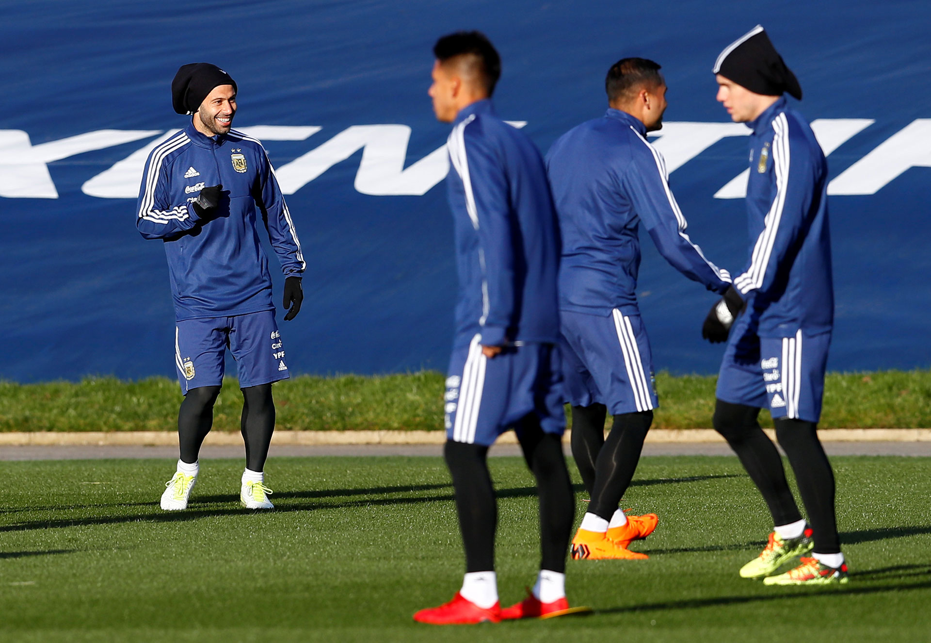 La seriedad de Maximiliano Meza y Giovani Lo Celso, dos de los nuevos, y las sonrisas de Mascherano y Mercado, dos experimentados