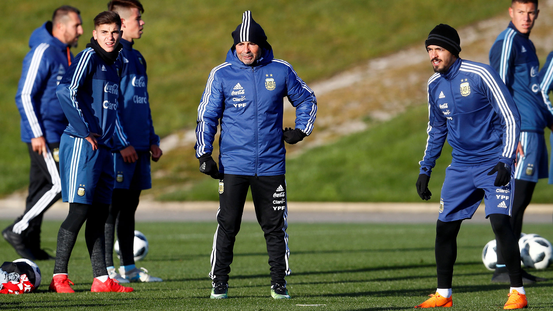 Jorge Sampaoli aún aguarda por su máxima figura, Lionel Messi, que tocará suelo inglés este martes