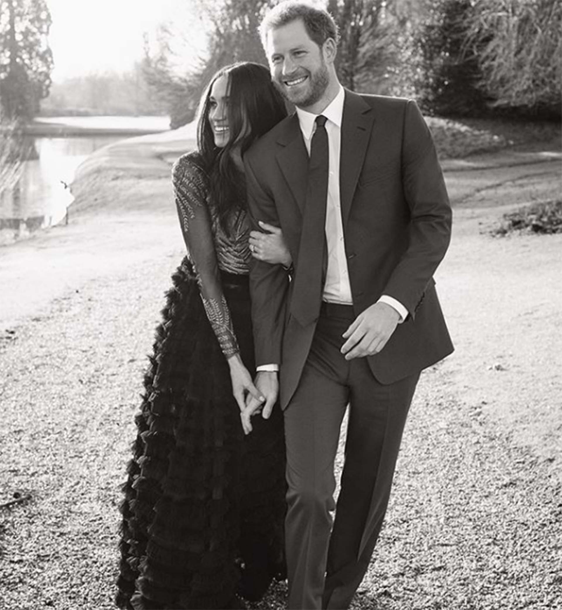 Parte de la serie en blanco y negro, ella vistió un vestido de Ralph & Russo de alta costura, la misma firma británica que la vestiría el día de la boda