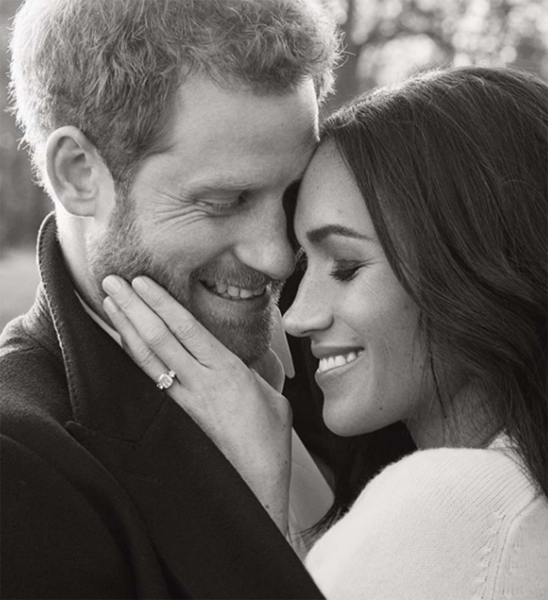 En la imagen, el anillo de compromiso diseñado por Harry en honor a su madre, Lady Di, una pieza de oro amarillo con un gran diamante central es de Botswana, y parte de la colección de joyas de la princesa de Gales