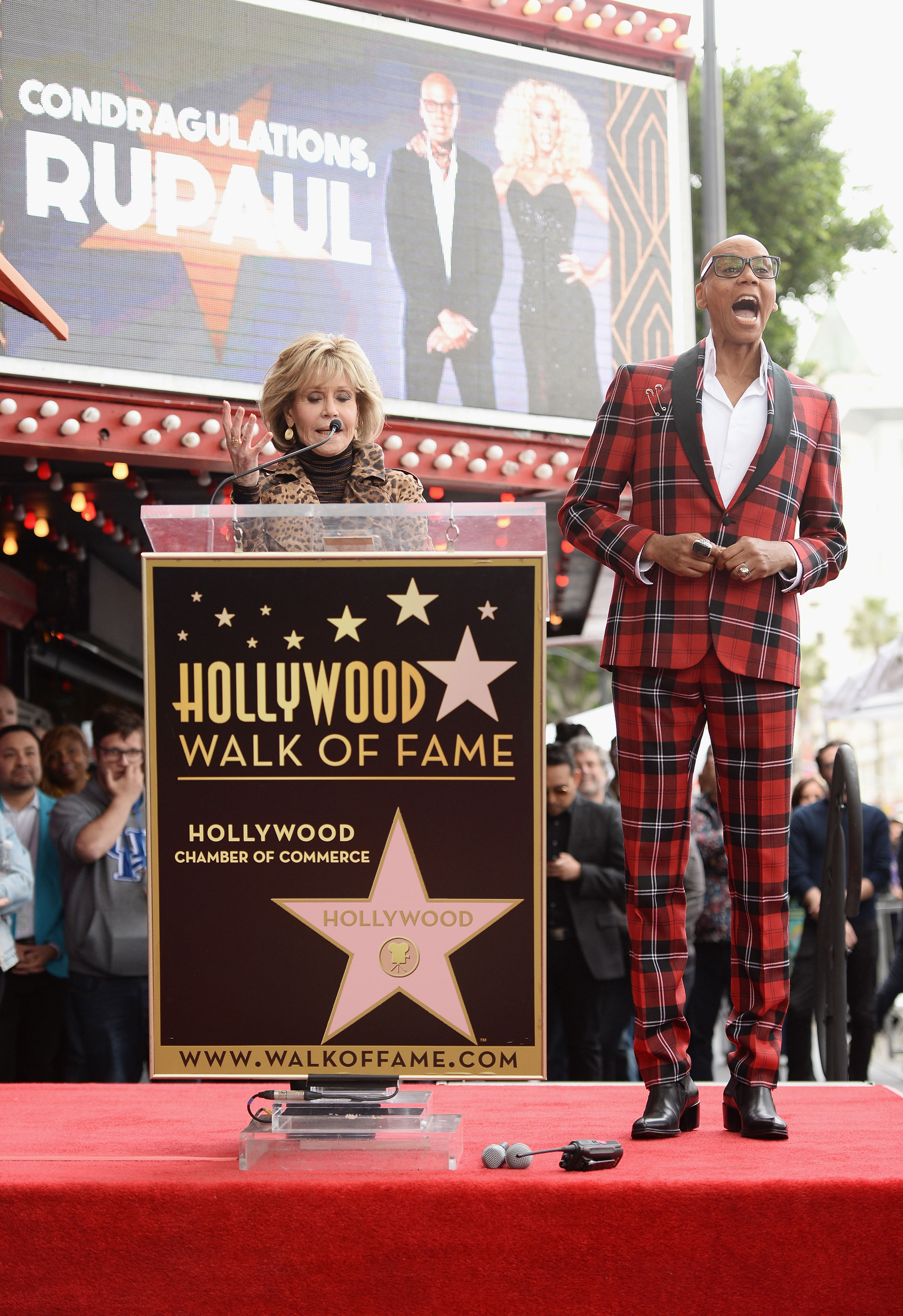 La leyenda de Hollywood -Jane Fonda- fue la encargada de presentar al artista minutos antes de descubrir ‘la estrella’