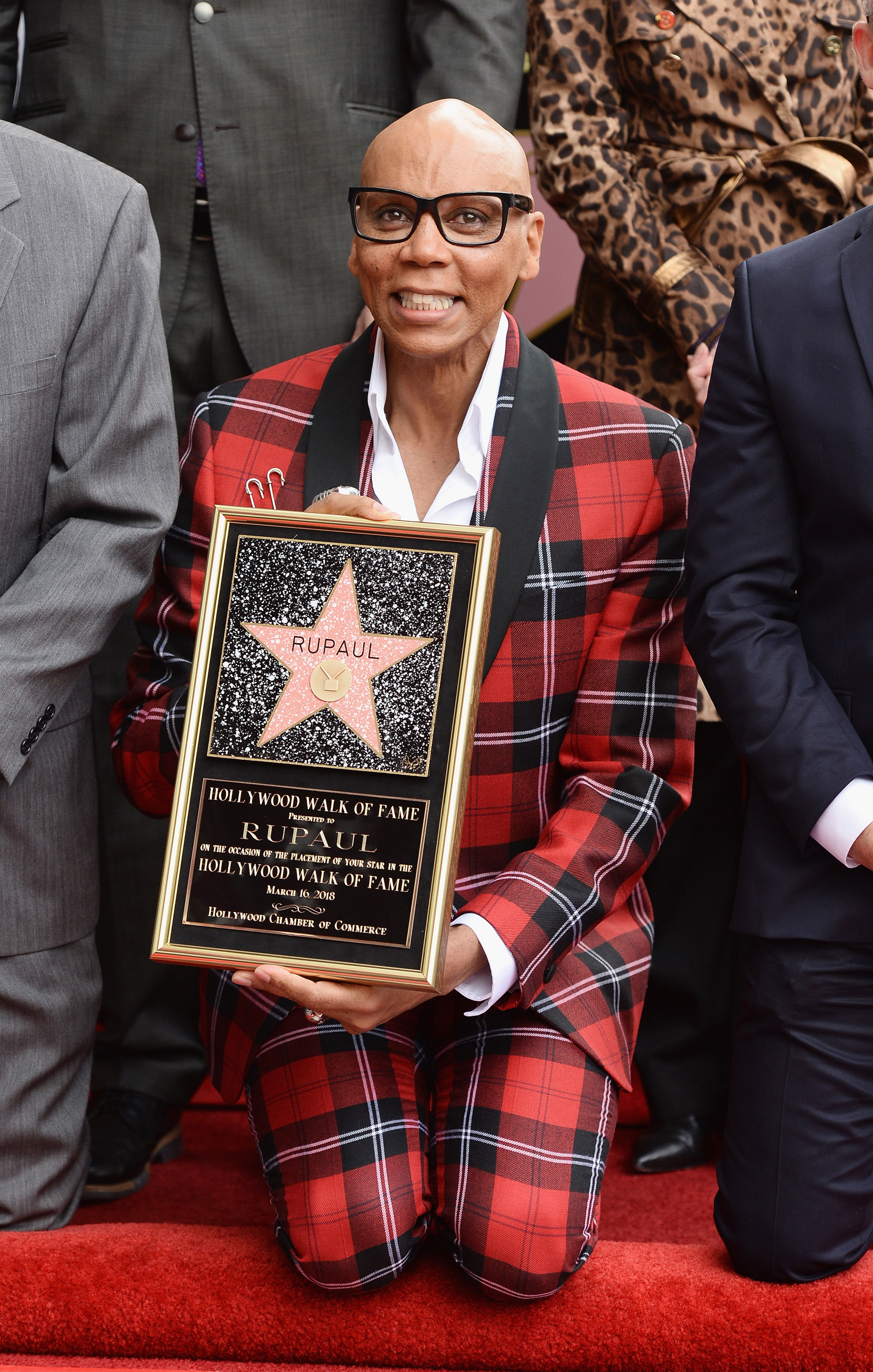 Orgulloso RuPaul, junto a su estrella enmarcada