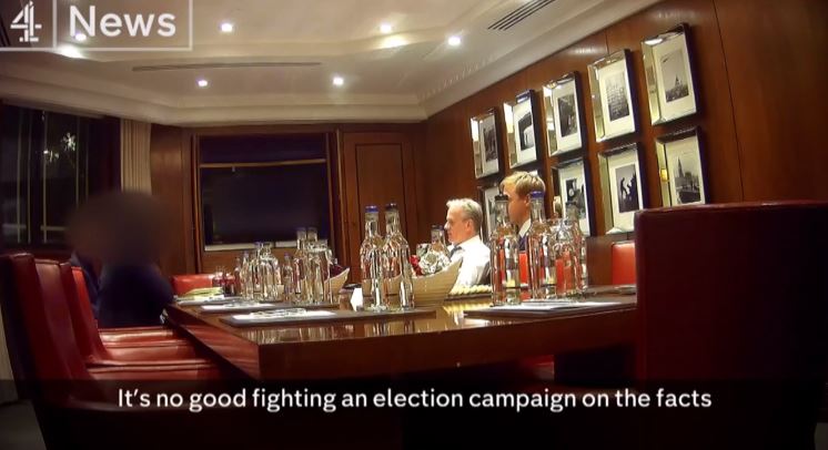 Otra imagen de la reunión de los ejecutivos de Cambridge Analytica con los reporteros encubiertos de Channel 4 News