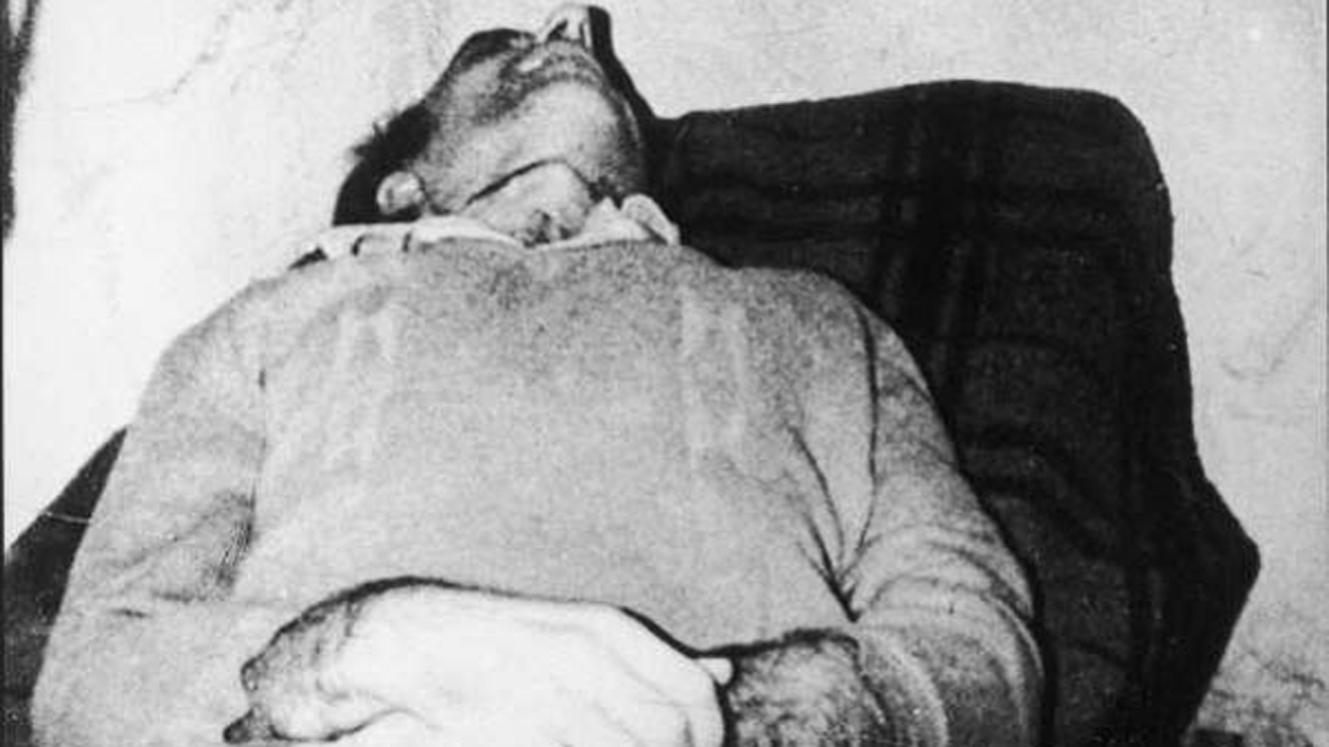 El coronel Larrabure fue secuestrado por el ERP en 1974, bajo el gobierno democrático de María Estela Martínez de Perón, y permaneció cautivo 372 días en una denominada «cárcel del pueblo» hasta su muerte.