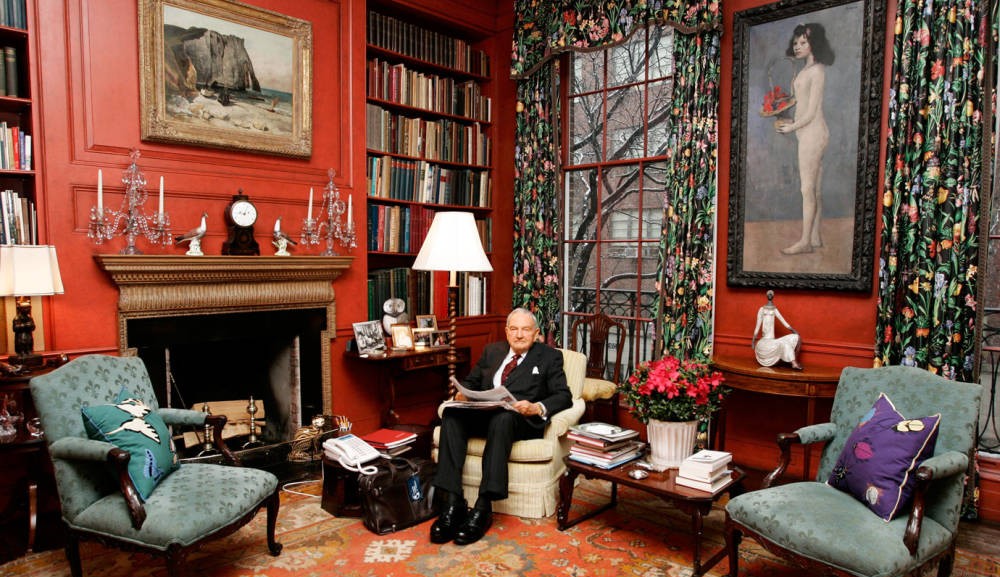David Rockefeller, rodeado de varios de los objetos que ahora se subastarán