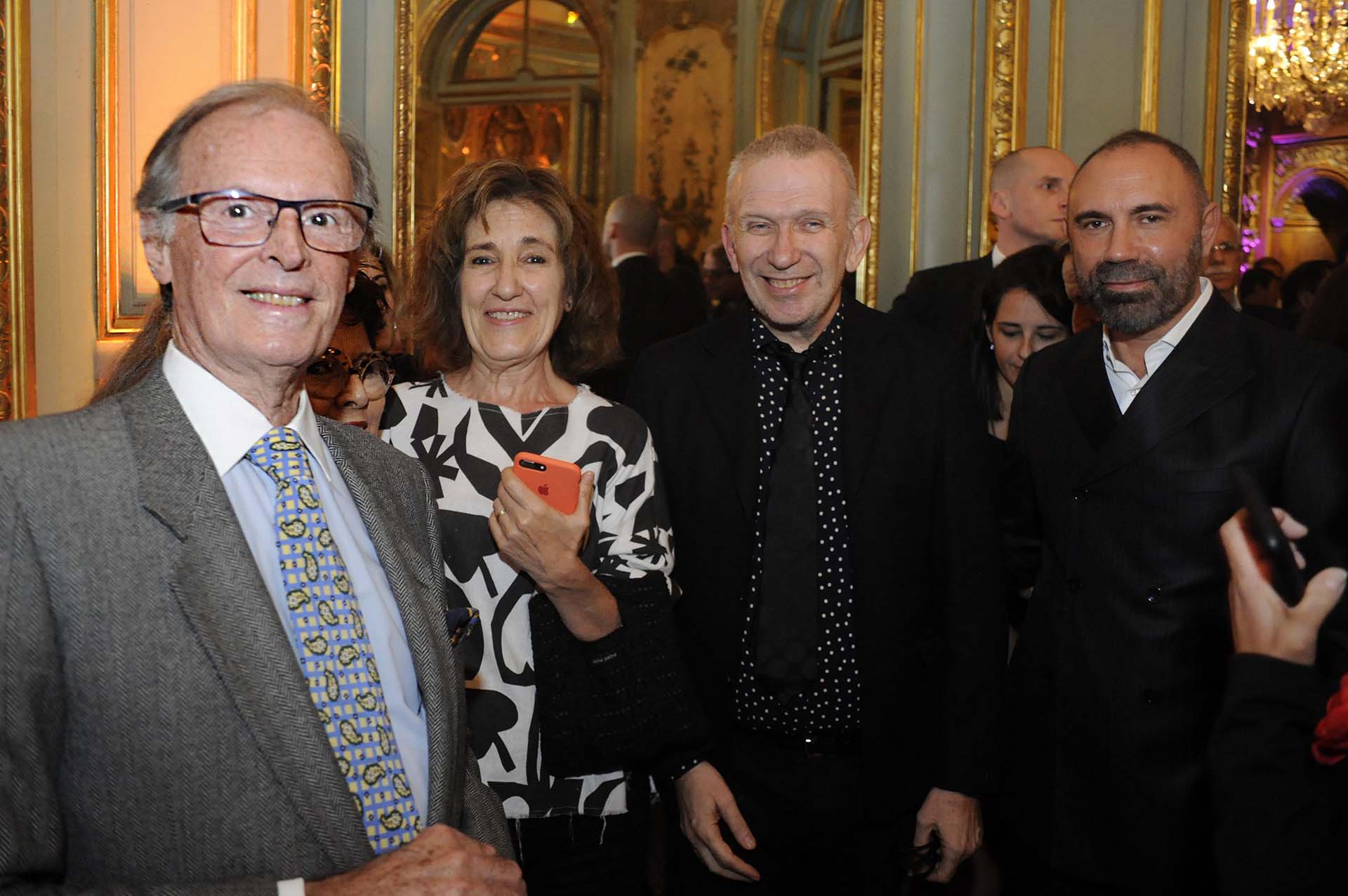 La presencia de Jean Paul Gaultier en Argentina es resultado de gestiones realizadas por la Embajada de Francia, el Institut Français d’Argentine, la Maison Jean Paul Gaultier, el Sistema Federal de Medios y el Museo de Bellas Artes de Montréal