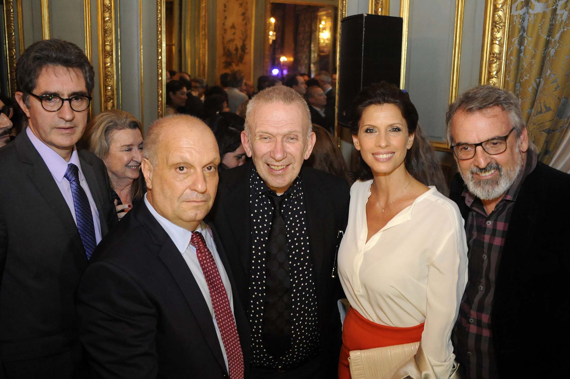 Yann Lorvo, Consejero de cooperación y acción cultural de la Embajada francesa, Hernán Lombardi, titular del Sistema de Medios y Contenidos Públicos, el diseñador Jean-Paul Gaultier, la ex modelo Analía Maiorana y el modisto Benito Fernández