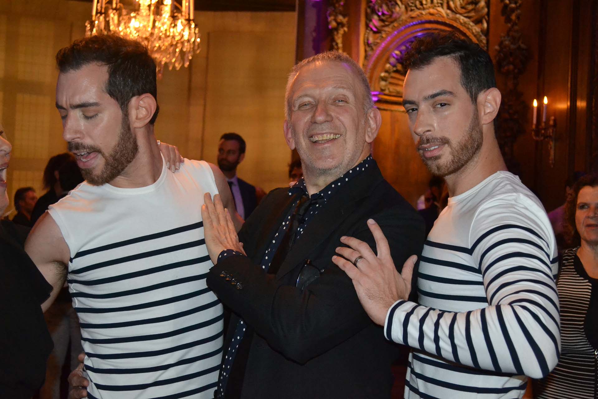 Jean Paul Gaultier con sus modelos bailarines