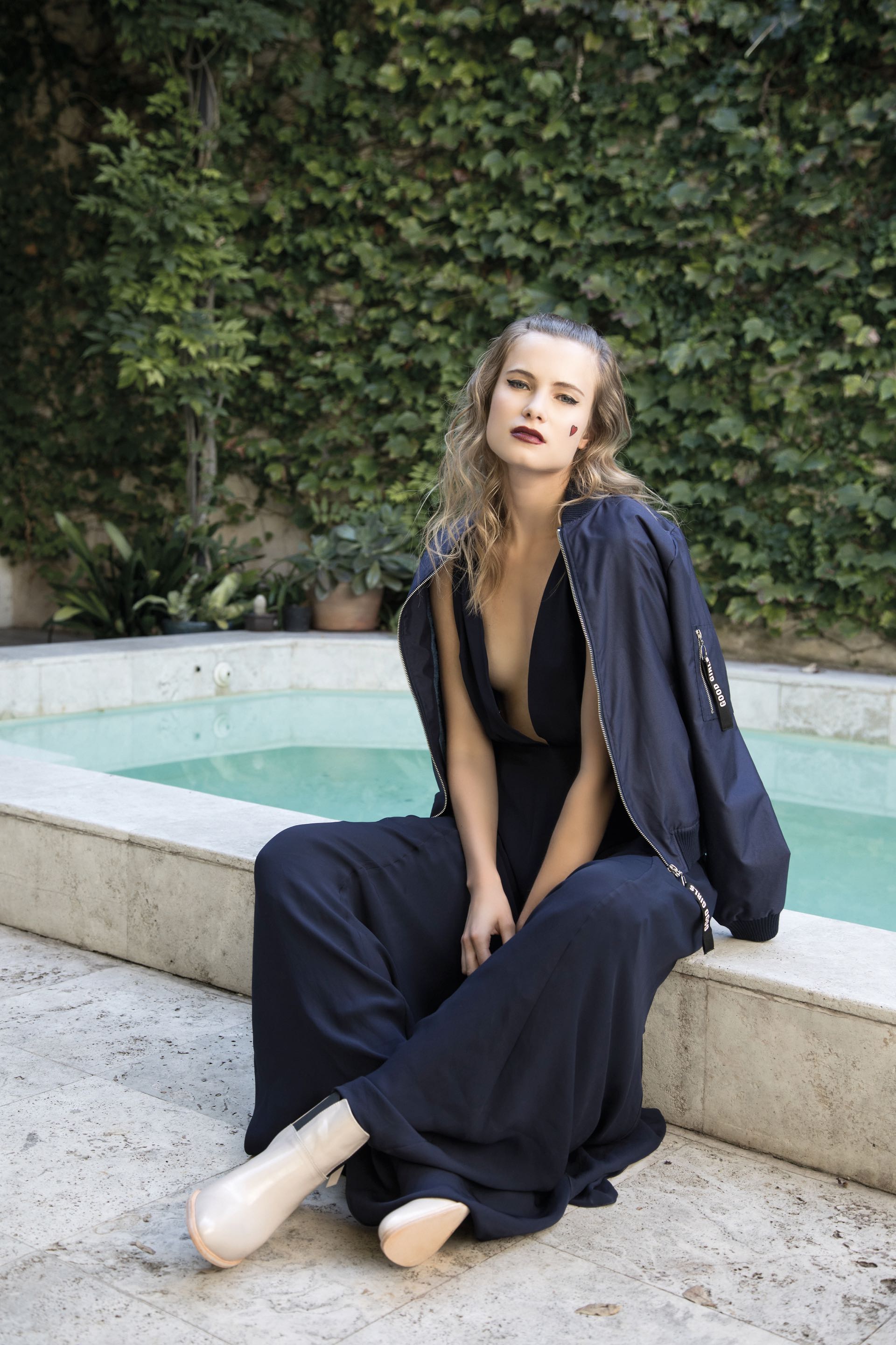 Vestido largo con escote en el frente ($5.250, Naíma), campera bomber con corderito ($2.600, Union Good) y botinetas de cuero ($4.490, Blaquè)