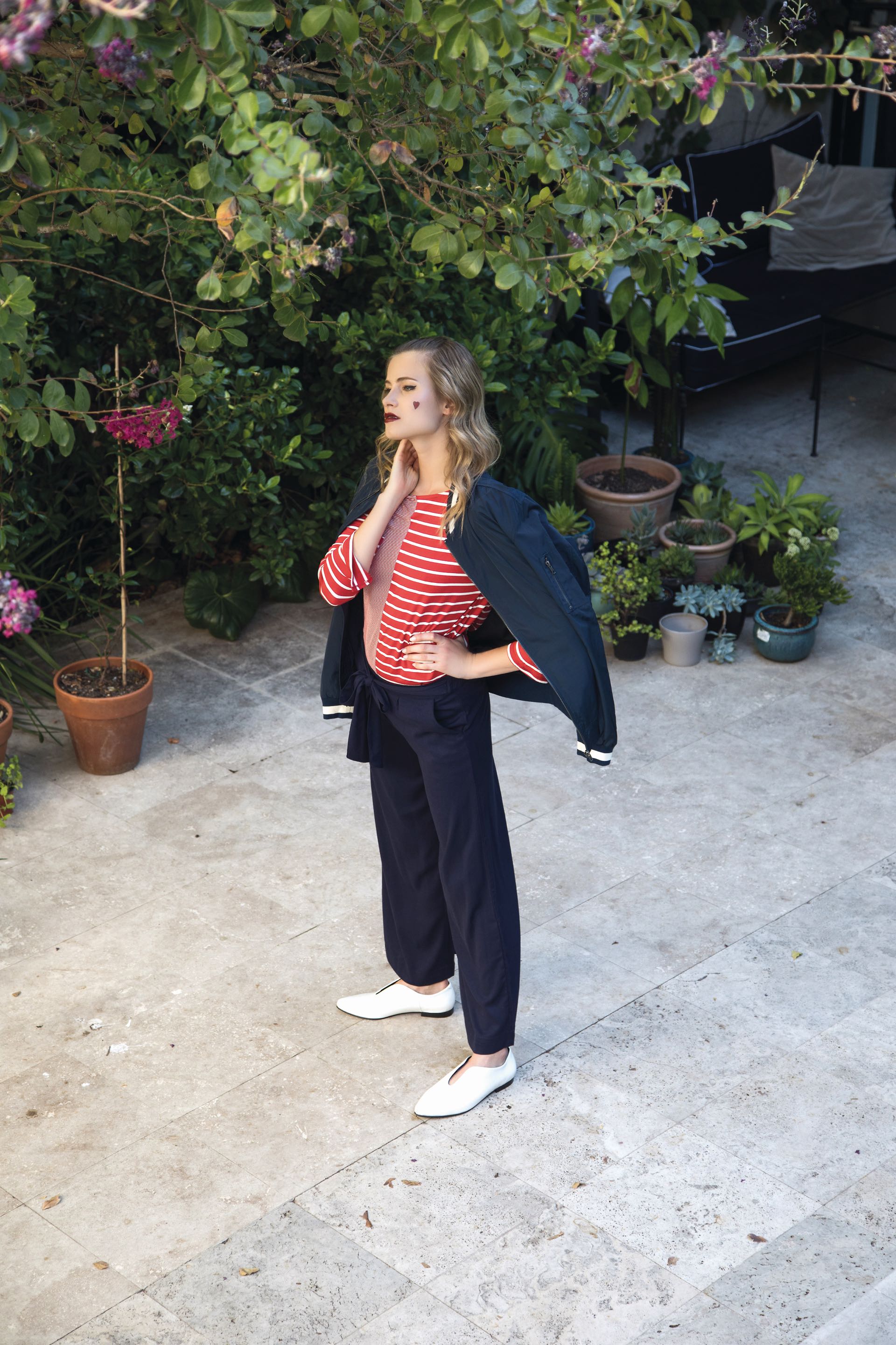 Campera bomber ($4.590, Wanama), remera a rayas (Vitamina), pantalón ancho con lazo en la cintura ( 1.299, Yagmour) y zapatos de charol en punta ($3.400, a pie).