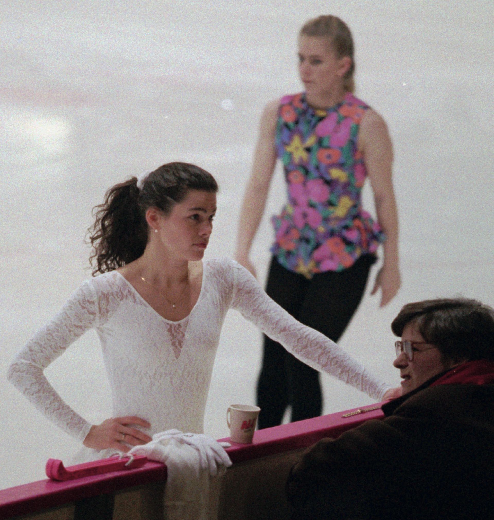 Delante, Nancy Kerrigan. Detrás, Tonya Harding