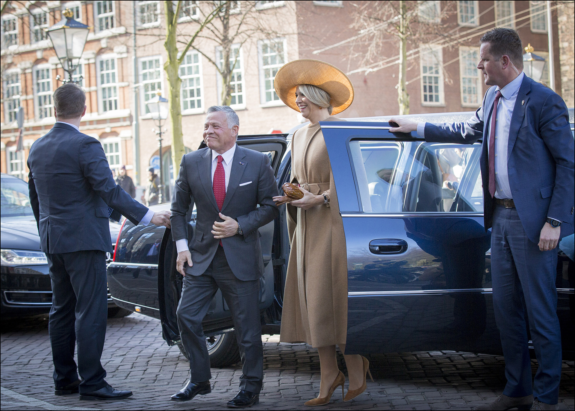 Máxima con un total look camel
