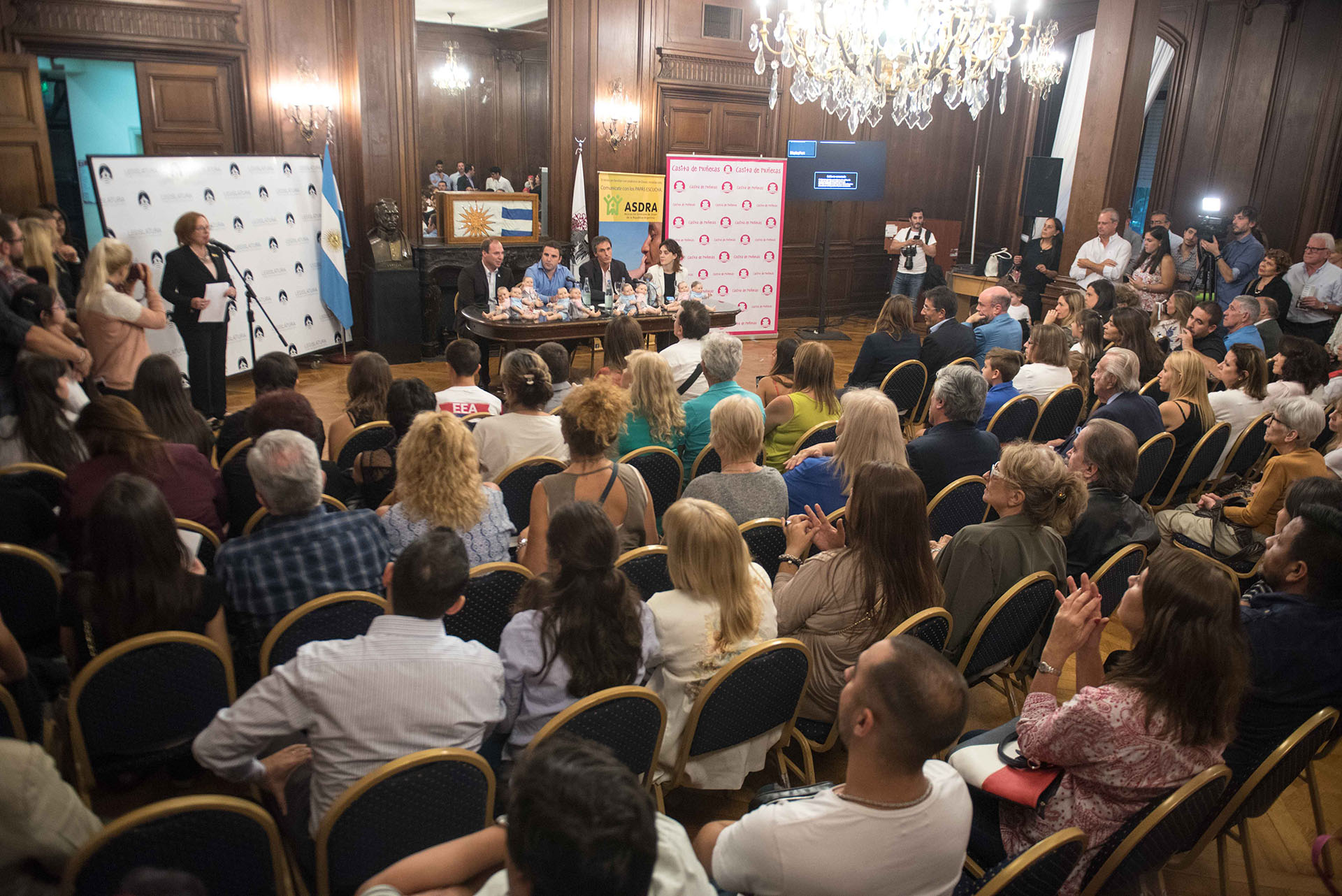 La Legislatura fue protagonista de risas y juegos en la presentación de la bebé Oli