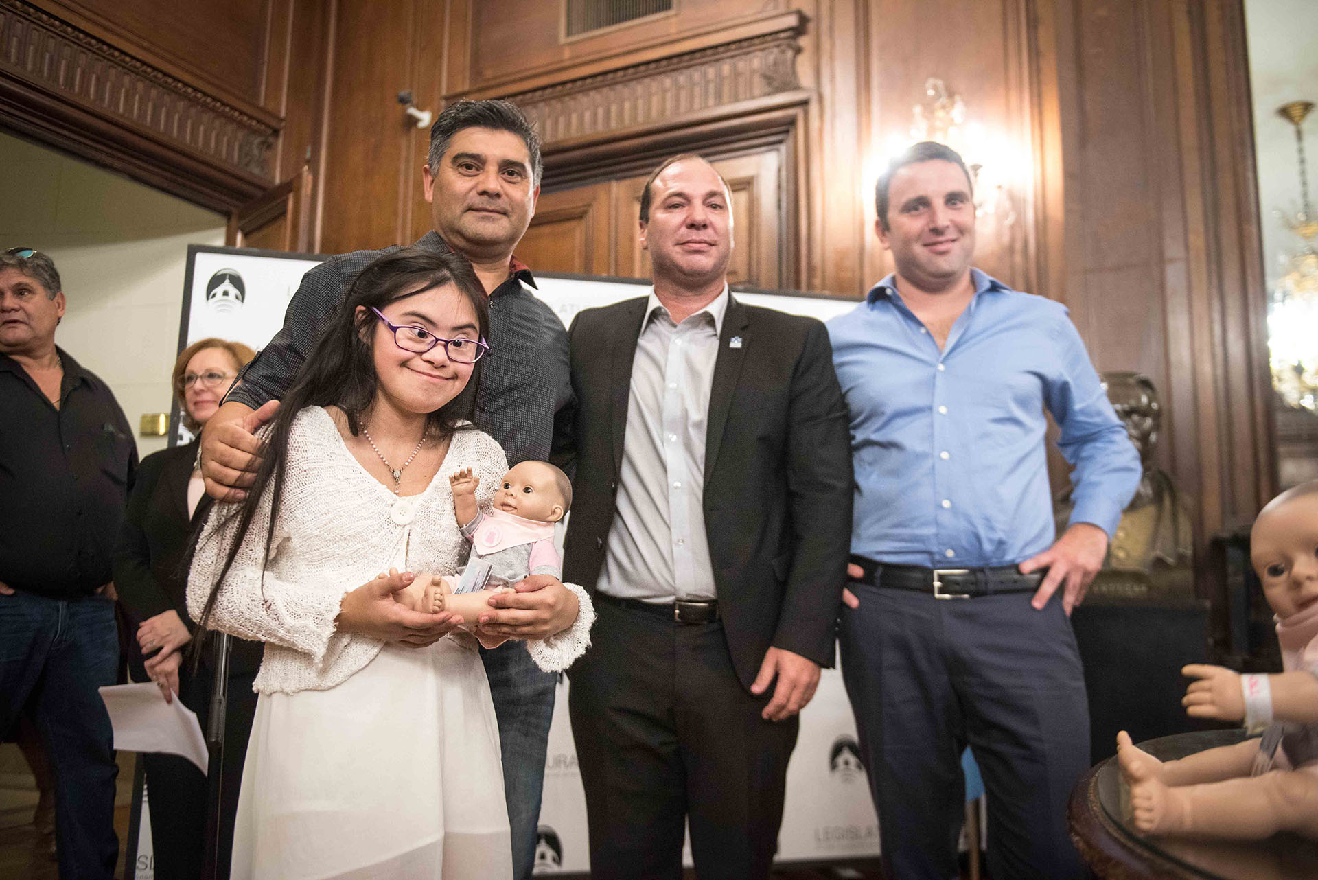 Sofía junto a su papá Alcides Ortiz, Matías Furió y Federico Galanterni al momento de recibir la muñeca