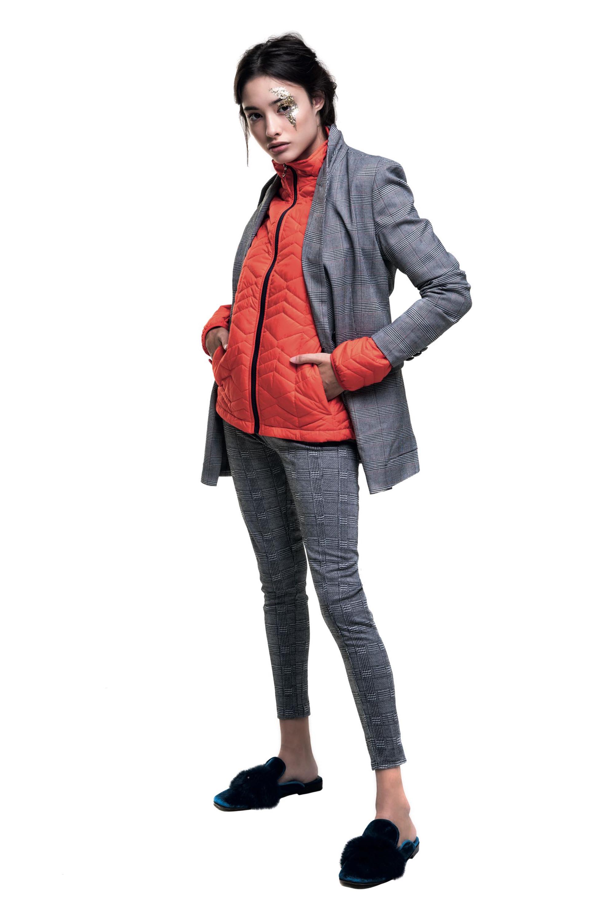 Blazer y leggings ($ 1.990 y $ 799, Basement), campera inflada ($ 4.300, The North Face) y mules de terciopelo con pompón ($ 4.900, Vitamina).