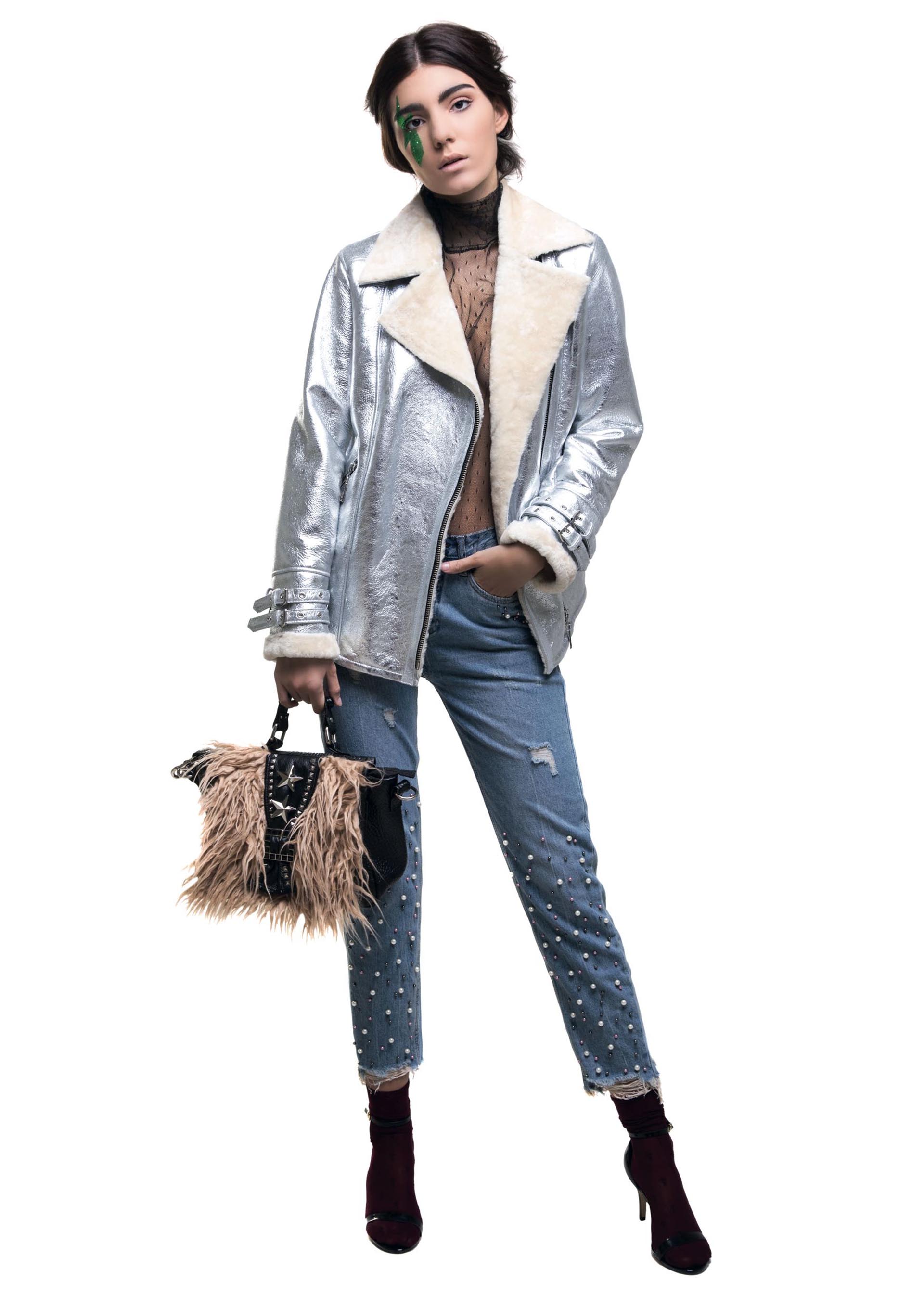 Campera de cuero metalizado con piel ($ 16.790, Kosiuko), polera de plumetí (aprox. $ 1.799, Melocotón), jean con perlas aplicadas ($ 1.690, Basement), soquetes de plumetí (Medias Mora), sandalias con pulsera (Aldo para Grimoldi) y cartera con detalle de piel y estrellas (Katakali).