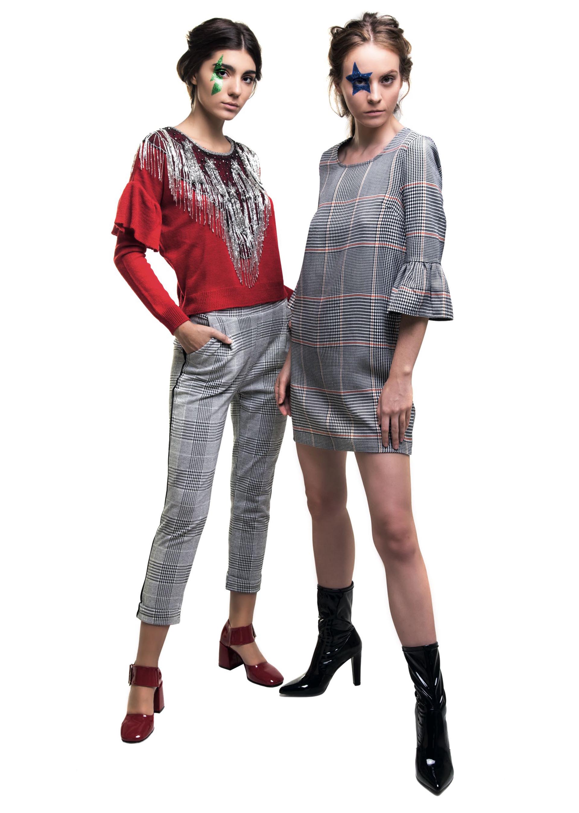 Mica: pechera de tul bordada ($ 4.000, Kosiuko), suéter con volados en las mangas ($ 1.390, Peuque), babucha Príncipe de Gales ($ 1.600, Zhoue) y guillerminas de charol ($ 5.160, Mishka). Milena: vestido con manga farol ($ 1.290, Basement) y botas cortas de charol ($ 2.300, a pie).