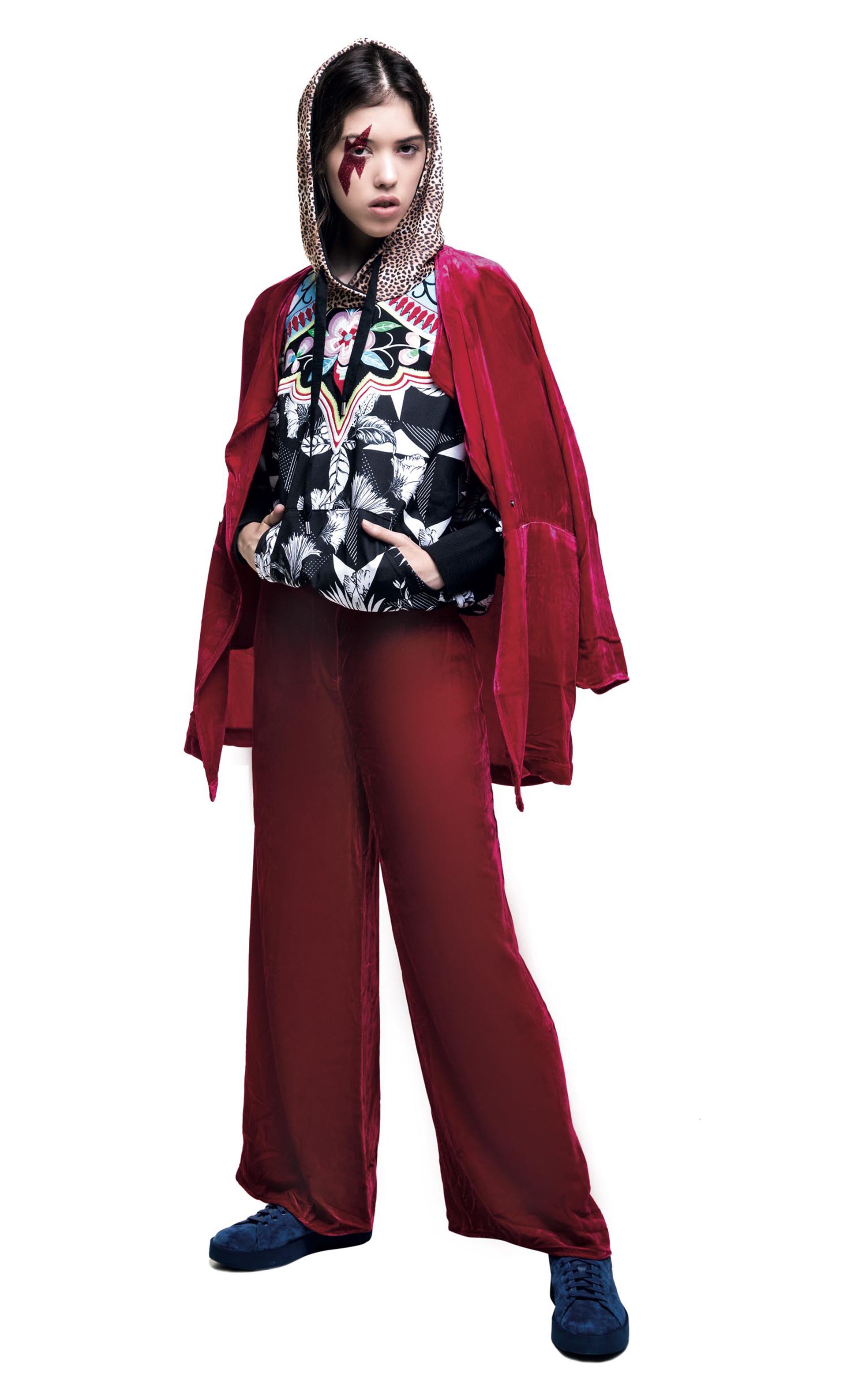 Saco y pantalón ancho ($ 6.900 y $ 5.600, Rapsodia), buzo estampado con pechera bordada ($ 3.499, adidas).