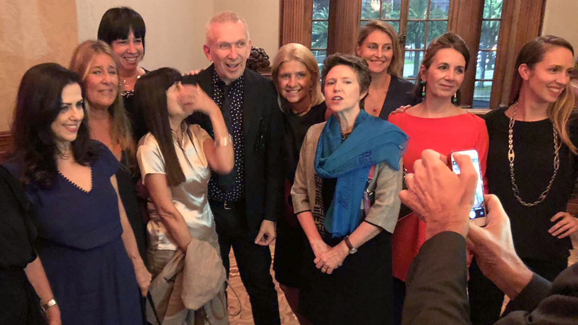 Jean Paul Gaultier posa junto a representantes de la Asociación Marianne (de mujeres franco-argentinas). De izq. a der: Claudia Peiró, Susana Sáenz, Claribel Terre, Liliana Chazo, Gaultier, Mariana Lemaire, Margarita Melo de Vaquer, Lisa Ocampo, Dominique Bicquard y Paula Bissau