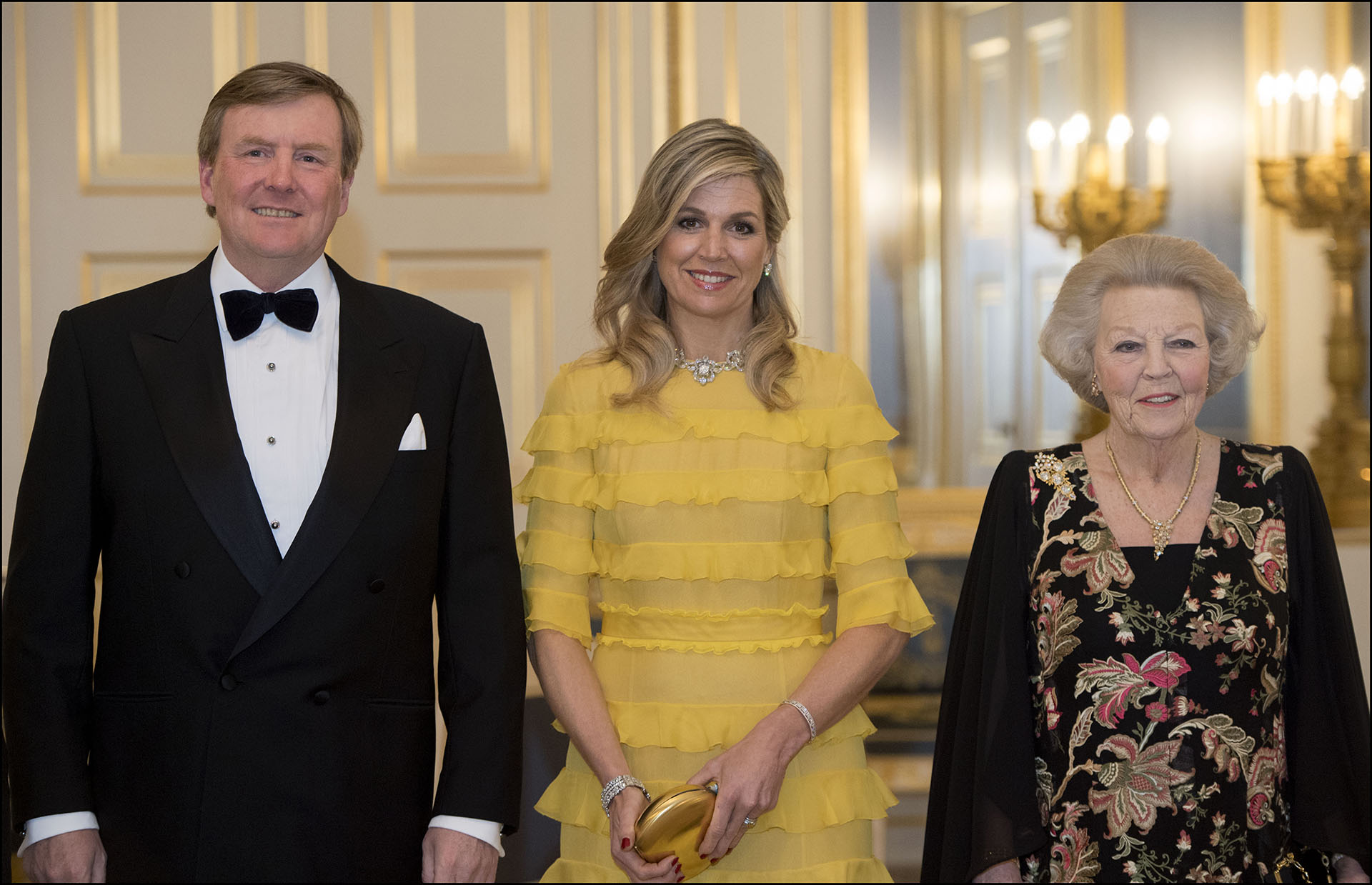 Máxima resaltó entre las invitadas con un vestido en tono amarillo de volados de Claes Iversen