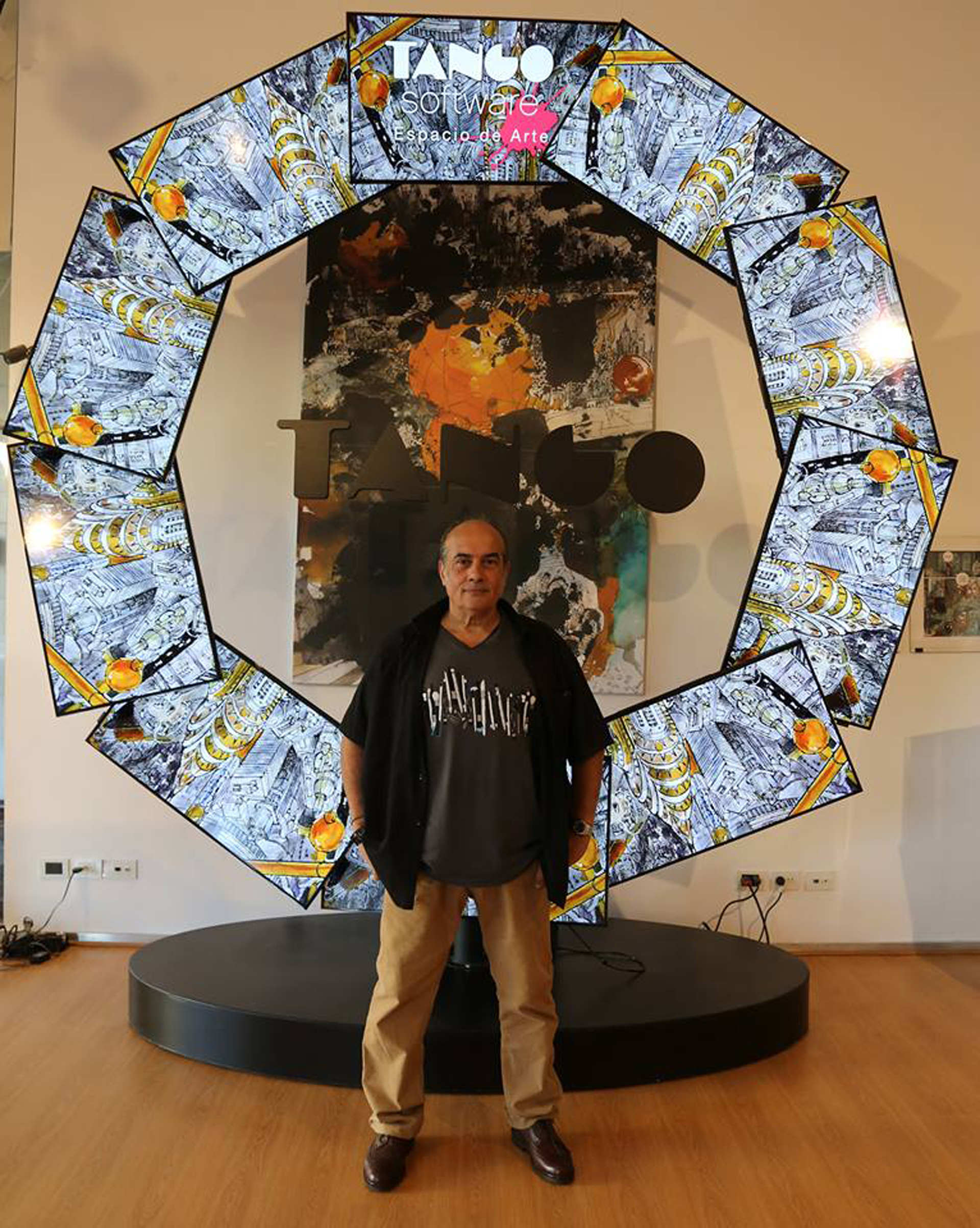 Daniel Brandimarte en su muestra (Foto: Carlos Gabriel Vertanessian)