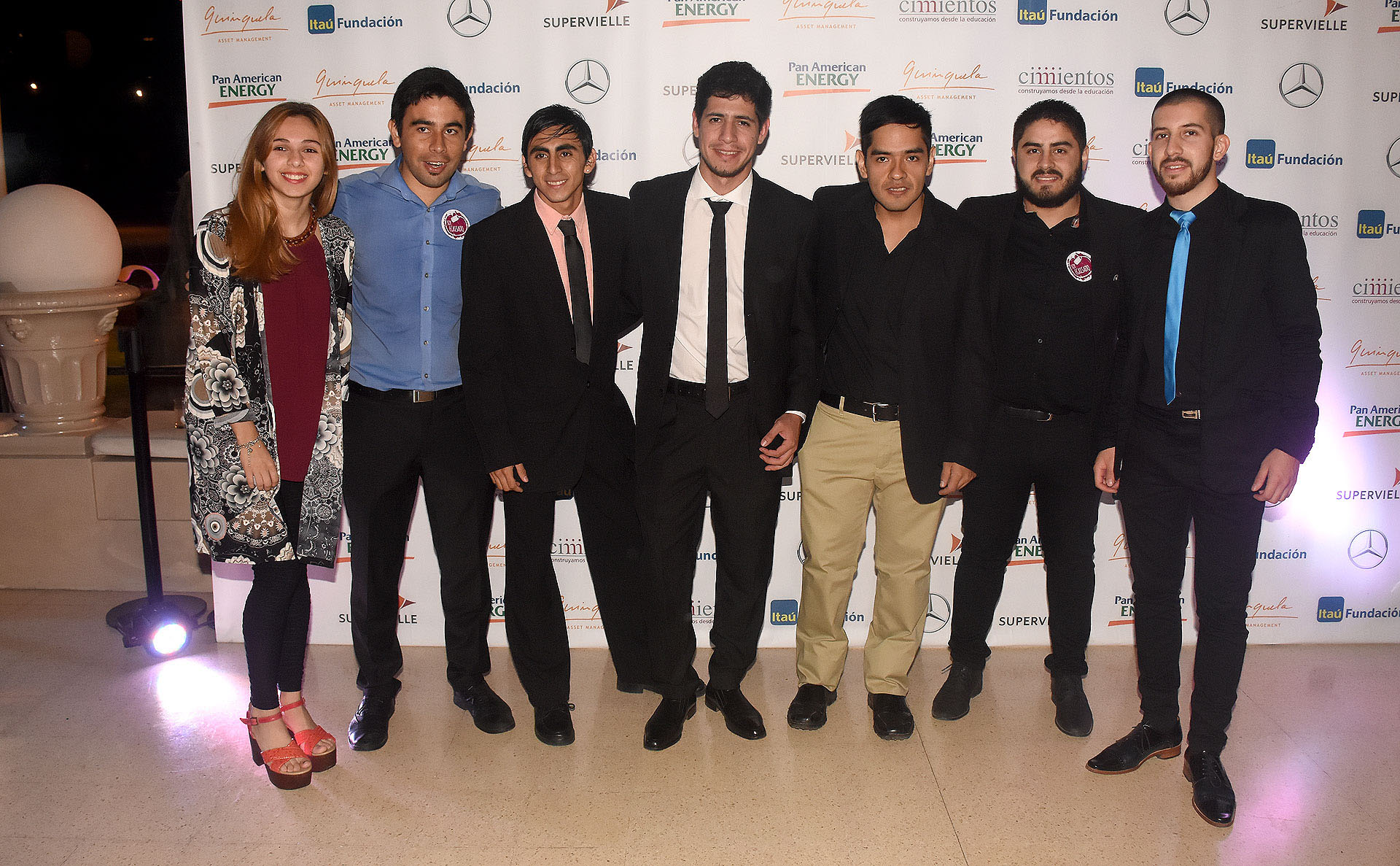 Grupo de jóvenes becados por el programa educativo implementado por la organización Cimientos