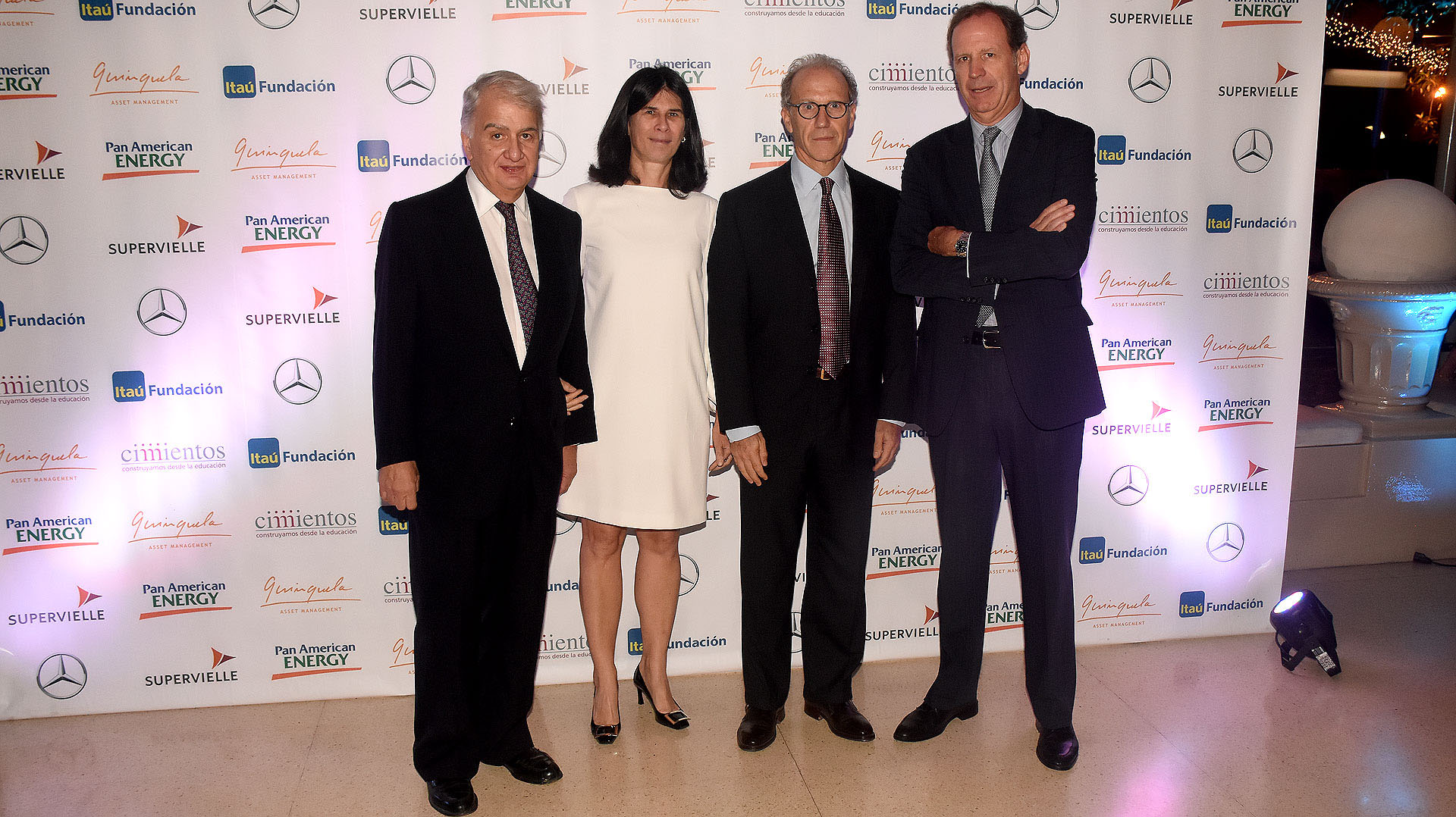 Eduardo Franck, junto a Agustina Cavanagh miembro del consejo de Cimientos, junto a su marido Carlos Rosenkrantz, juez de la Corte Suprema de la Justicia de la Nación y Miguel Blaquier