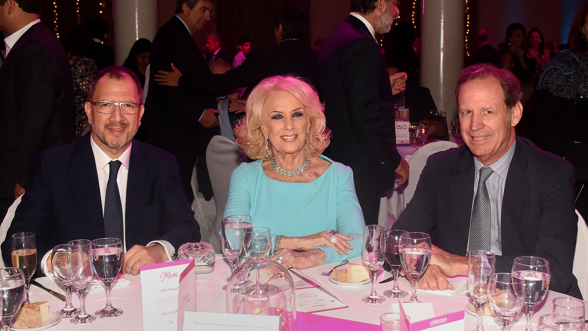 El secretario general de la Gobernación bonaerense, Fabián Perechodnik junto a Mirtha Legrand y el presidente de Cimientos, Miguel Blaquier