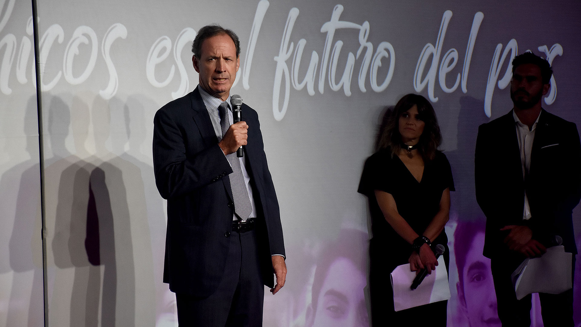 Miguel Blaquier encargado de dar inicio al evento que tiene como objetivo recaudar fondos para financiar los programas que Cimientos lleva a cabo para que más chicos en situación de vulnerabilidad puedan terminar la escuela secundaria