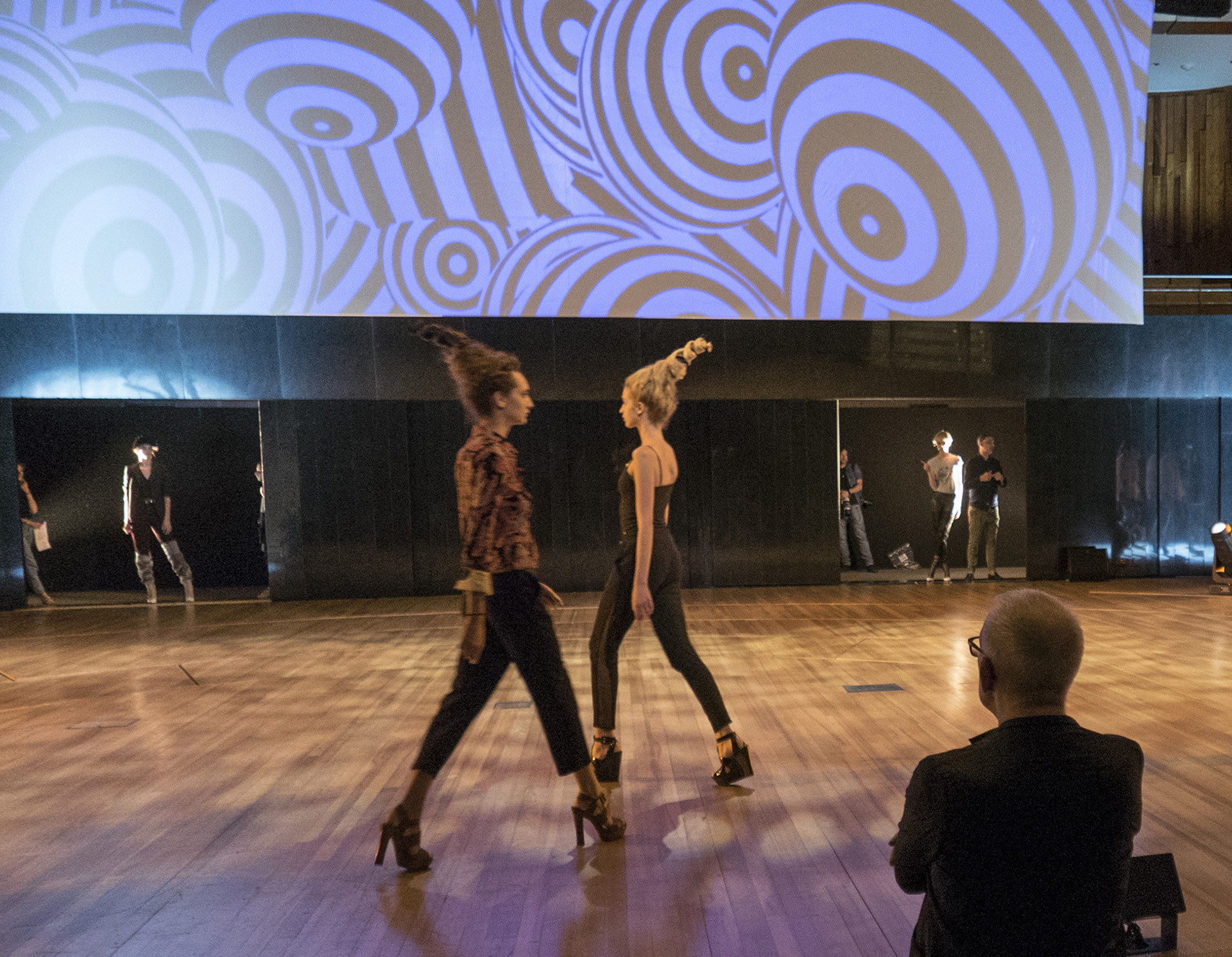El ensayo del desfile de alta costura de Jean Paul Gaultier. Toda una tarde para la práctica de la caminata sobre la pasarela bajo la atenta mirada del diseñador