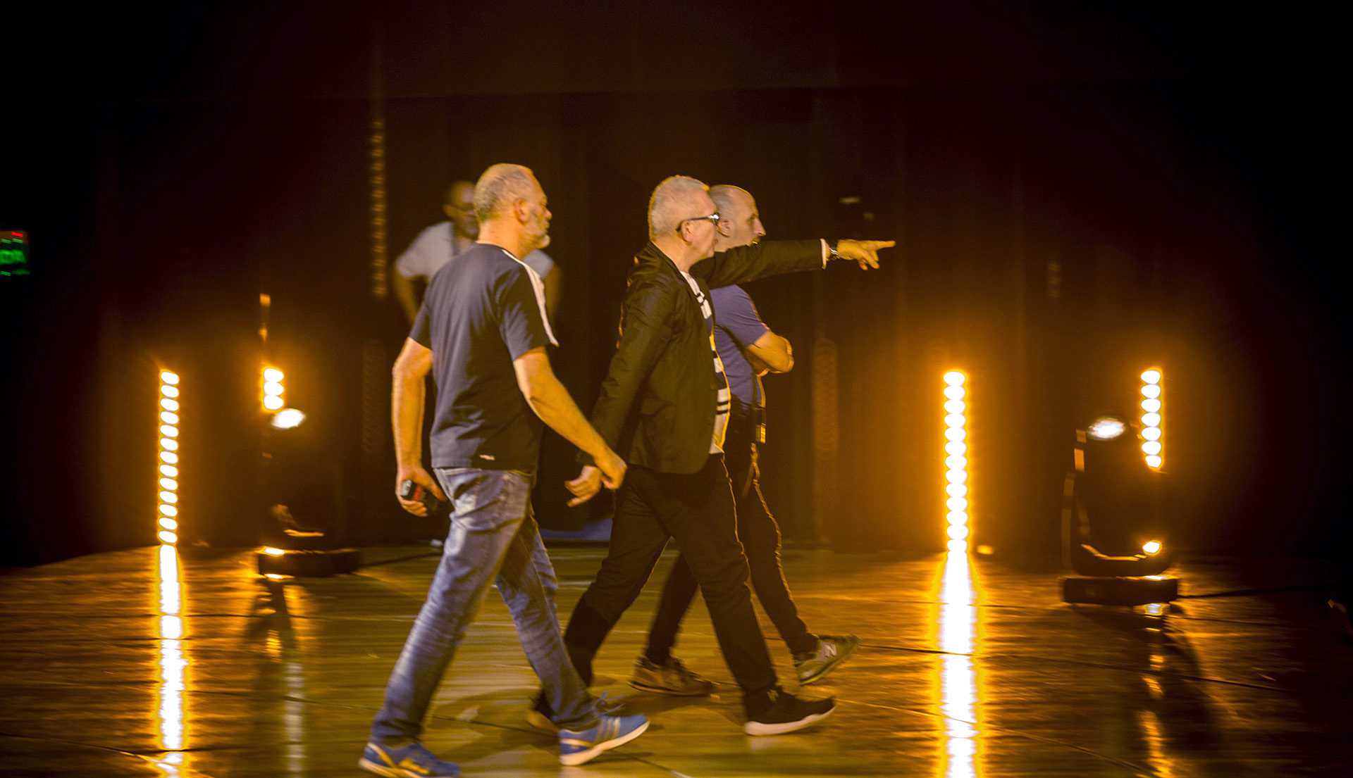 Últimos detalles antes del gran show. Jean Paul junto a su equipo recorre la Sala Sinfónica, el escenario elegido para presentar la colección