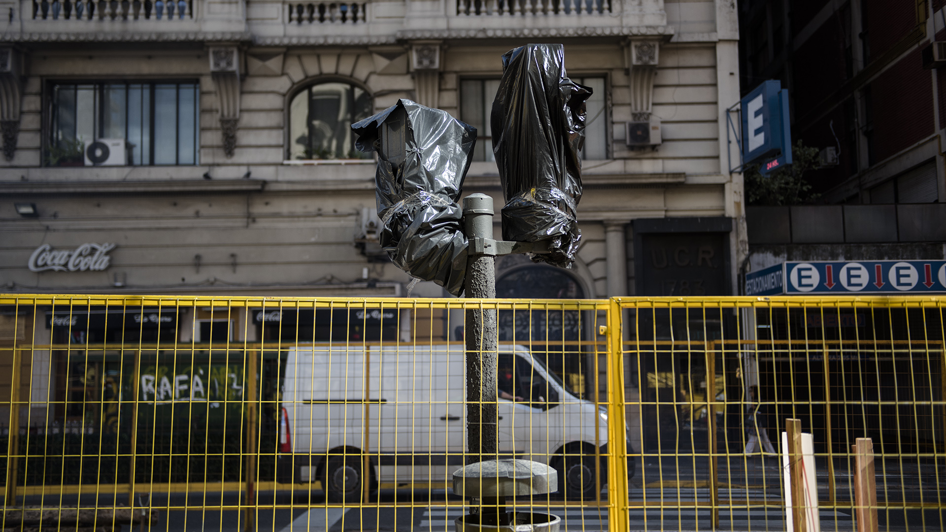 El proyecto fue aprobado esta semana en la Legislatura porteña. Contempla dividir Corrientes y destinar el lado izquierdo a los peatones durante la noche