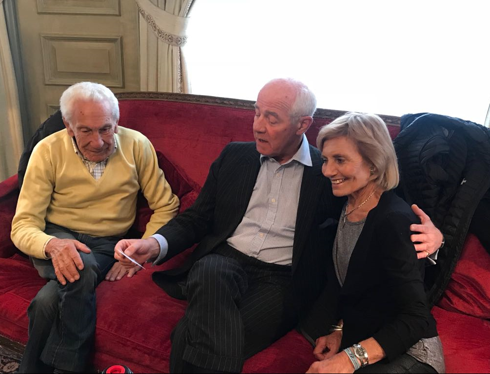 Dalal y Said con el coronel Geoffrey Cardozo, quien enterró a su hijo en Darwin después de la guerra