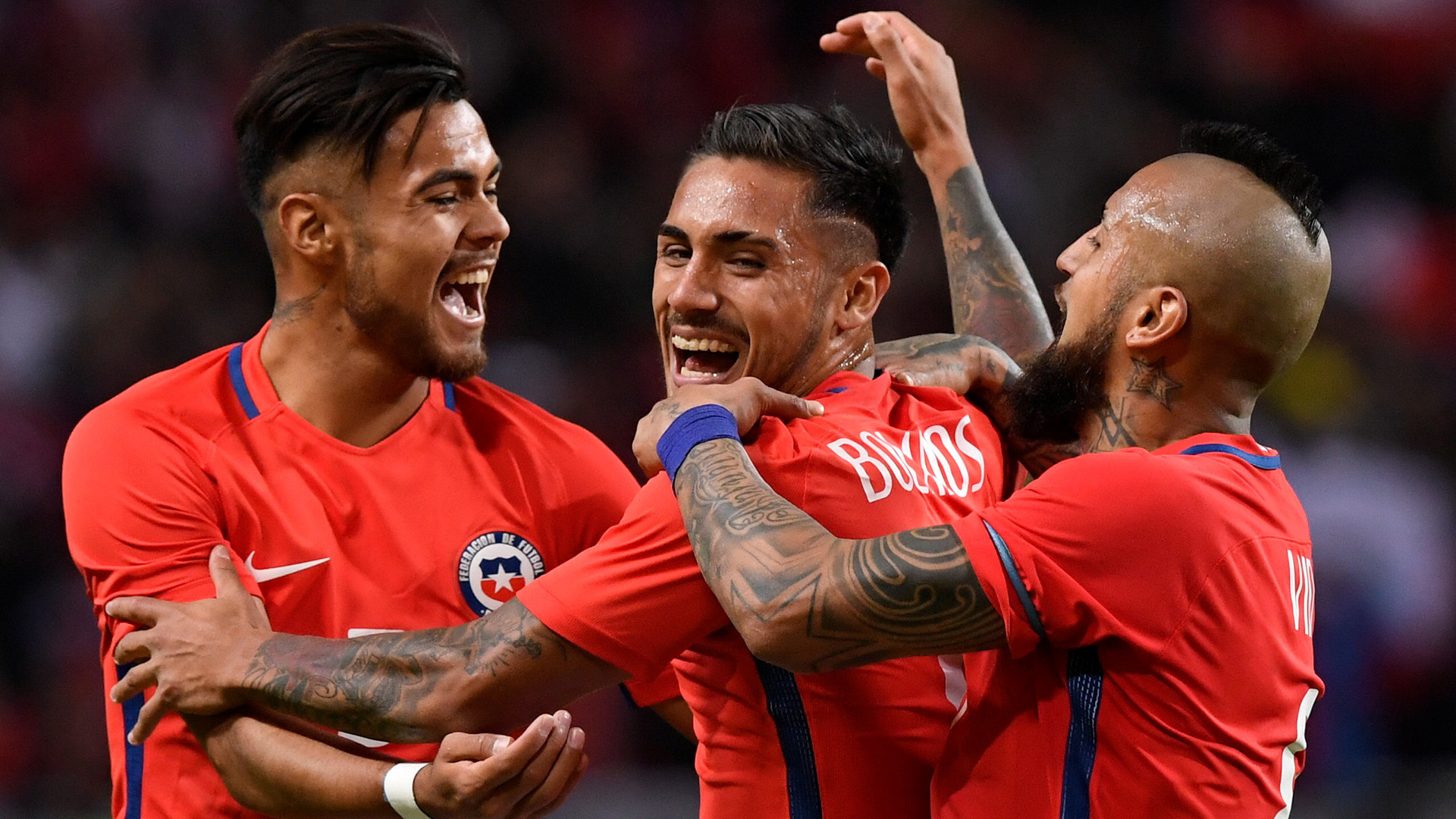 Marcos Bolados, Paulo Diaz y Arturo Vidal celebrando el gol del triunfo de Chile (Reuters)