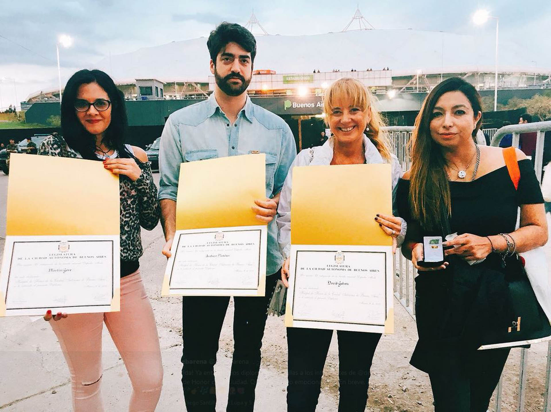Los diplomas que hizo entrega la diputada Estebarena a “Depeche Mode”